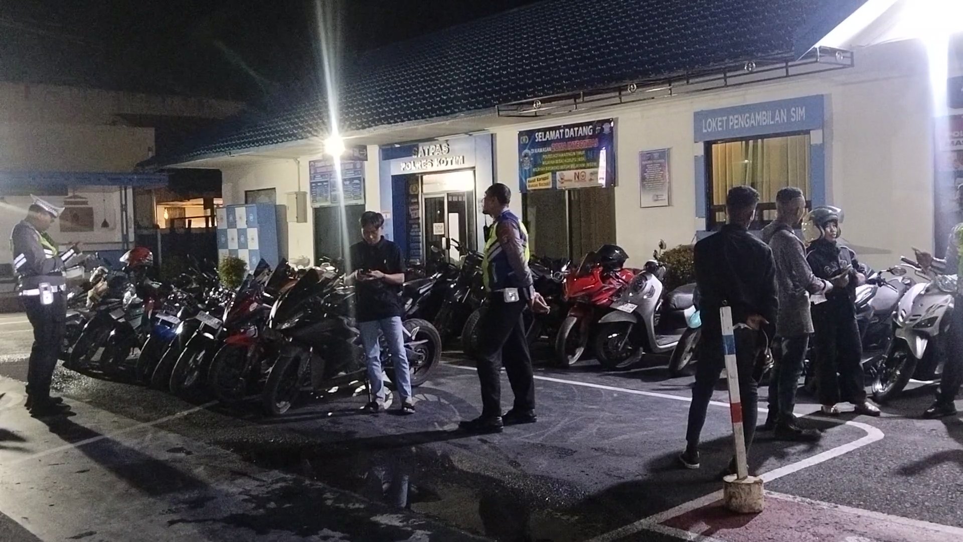 <p>Puluhan kendaraan yang terjaring razia dalam rangka Cegah dan Antisipasi Balapan Liar di Kota Sampit pada Sabtu malam (26/7/2025). (Foto: Agus) </p>
