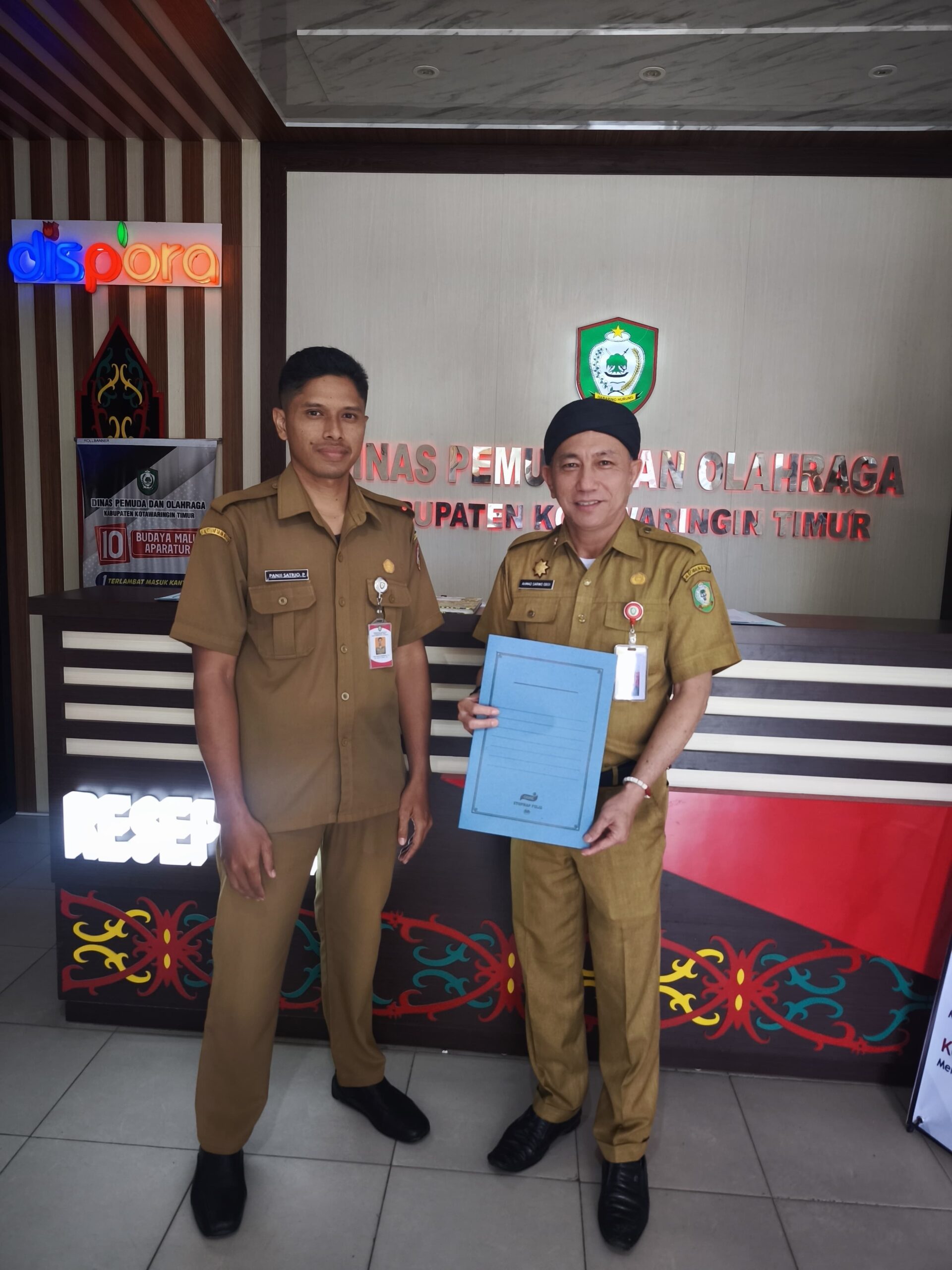 <p>Ahmad Sarwo Oboi mengambil formulir pendaftaran calon Ketua KONI Kotim, Senin (30/6/2025).</p>