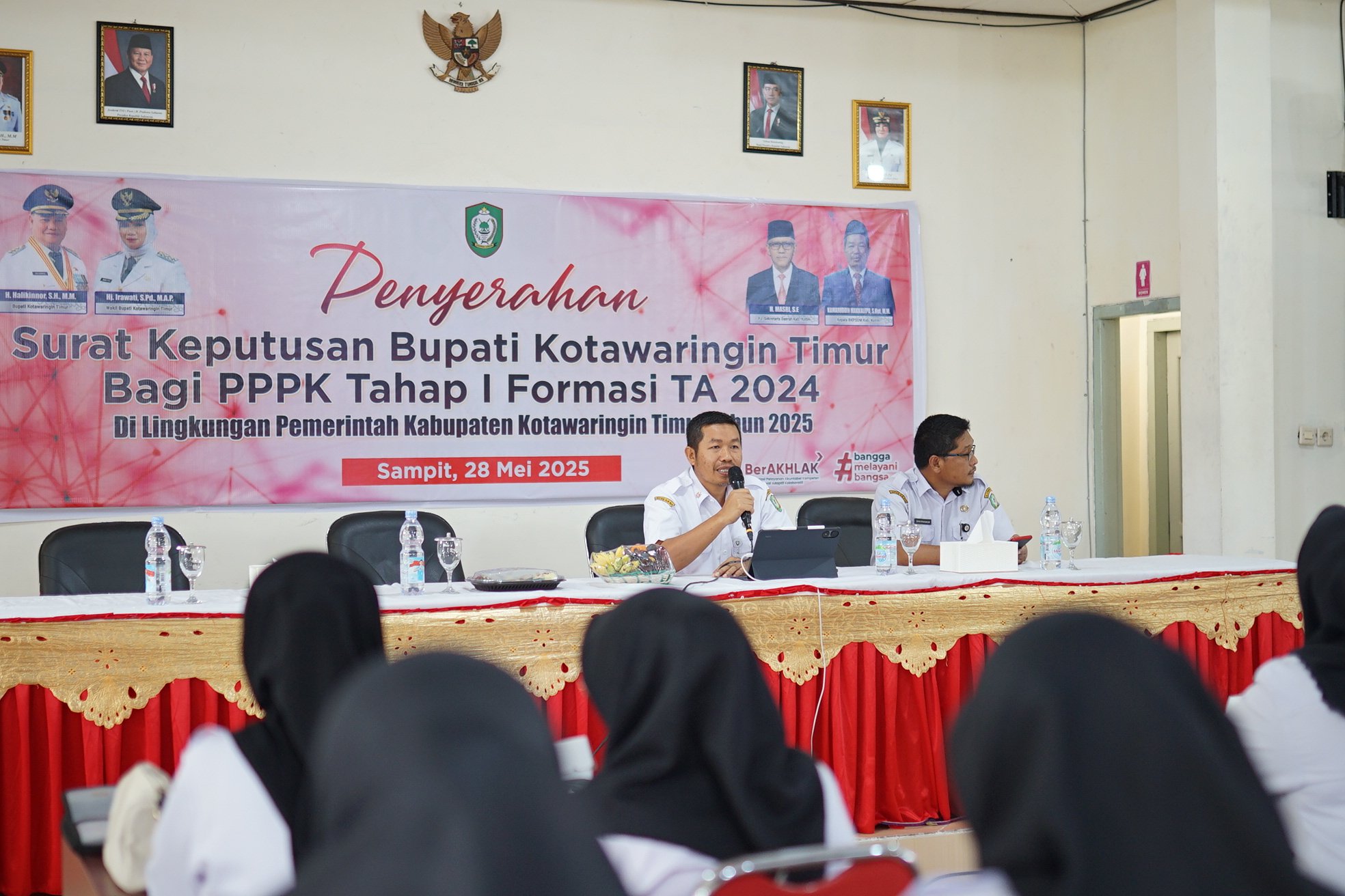 <p>Kepala BKPSDM Kotim Kamaruddin Makalepu pada acara penyerahan SK pengangkatan PPPK formasi 2024 tahap 1, baru-baru tadi. </p>
