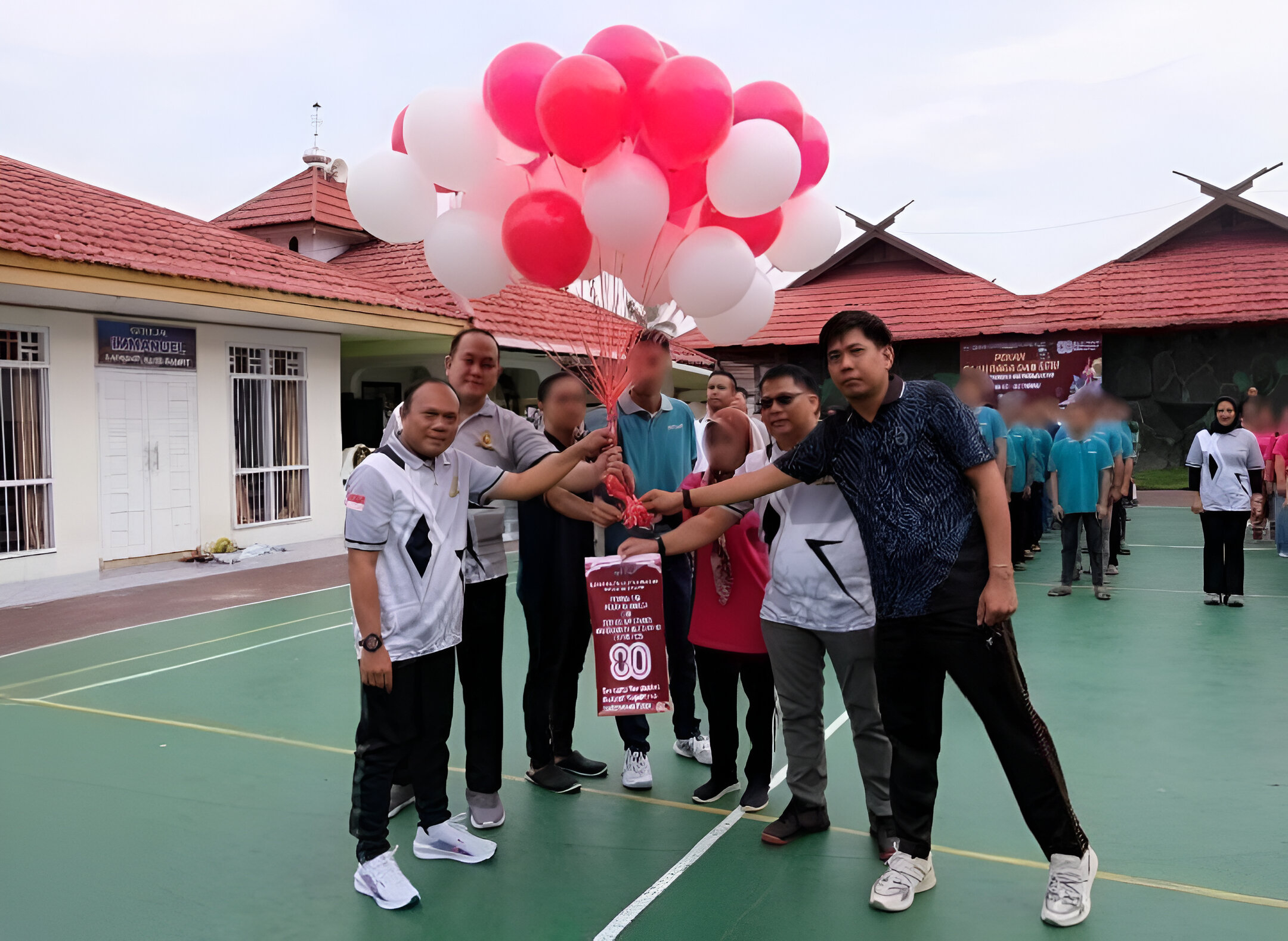 <p>Kalapas Sampit, Muhammad Yani bersama jajaran dan perwakilan warga binaan saat melepas balon ke udara menandai dimulainya kegiatan, Rabu (6/8/2025). (Foto: Ist) </p>
