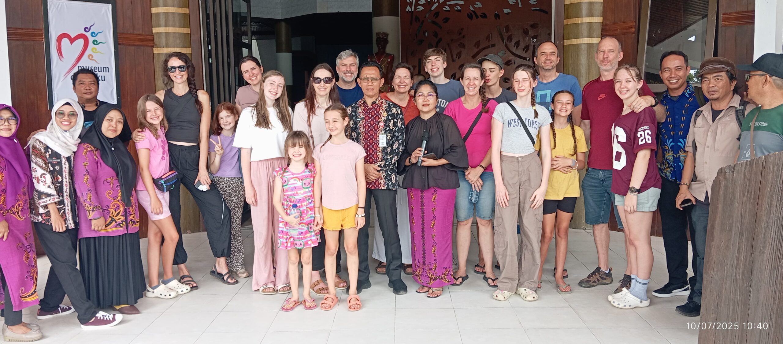 <p>Para wisatawan asal Australia dan Amerika Serikat saat mengunjungi Museum Kayu yang terletak di Jalan S Parman, Sampit, Kabupaten Kotawaringin Timur (Kotim),  pada Kamis (10/7/2025). (Foto: Ist) </p>

