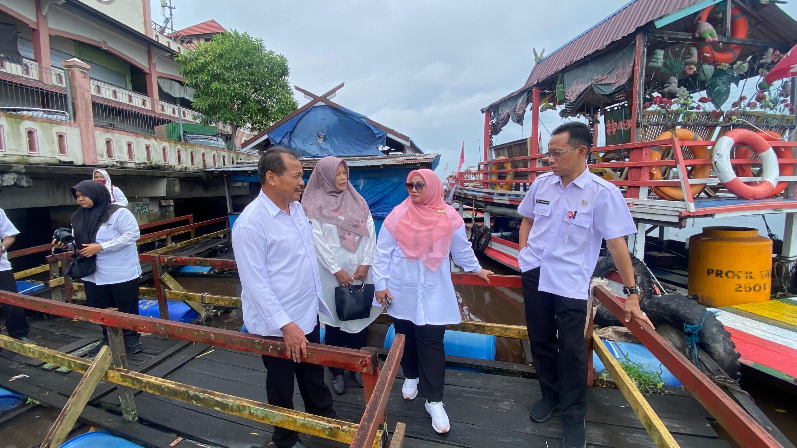<p>Wakil Bupati Kotim Irawati meninjau lokasi kapal wisata susur sungai yang tenggelam, Rabu (22/1/2025).</p>