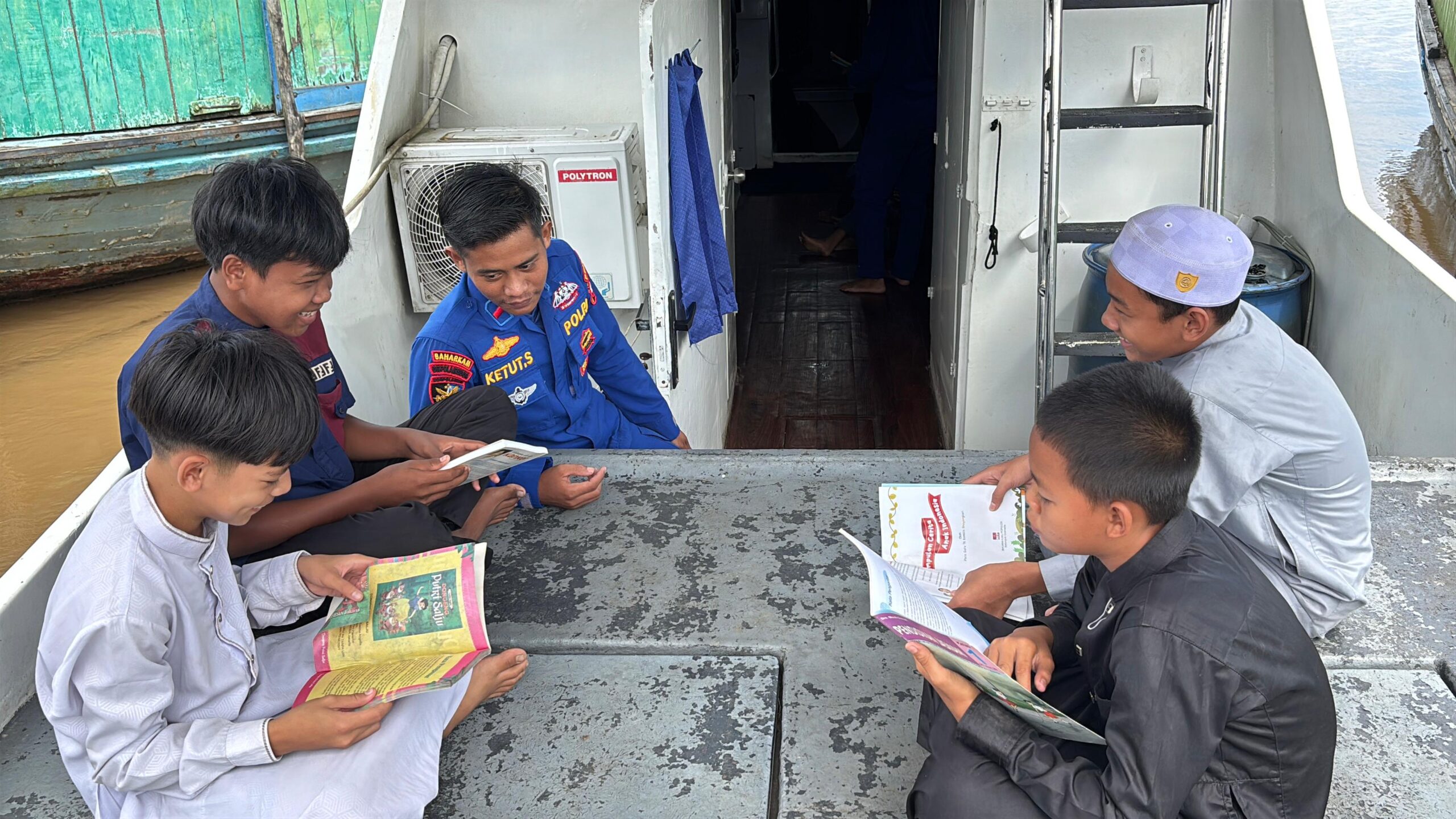 Ditpolairud Polda Kalteng Dukung Dunia Pendidikan Lewat Kapal Melek Huruf di Bantaran Sungai Barito