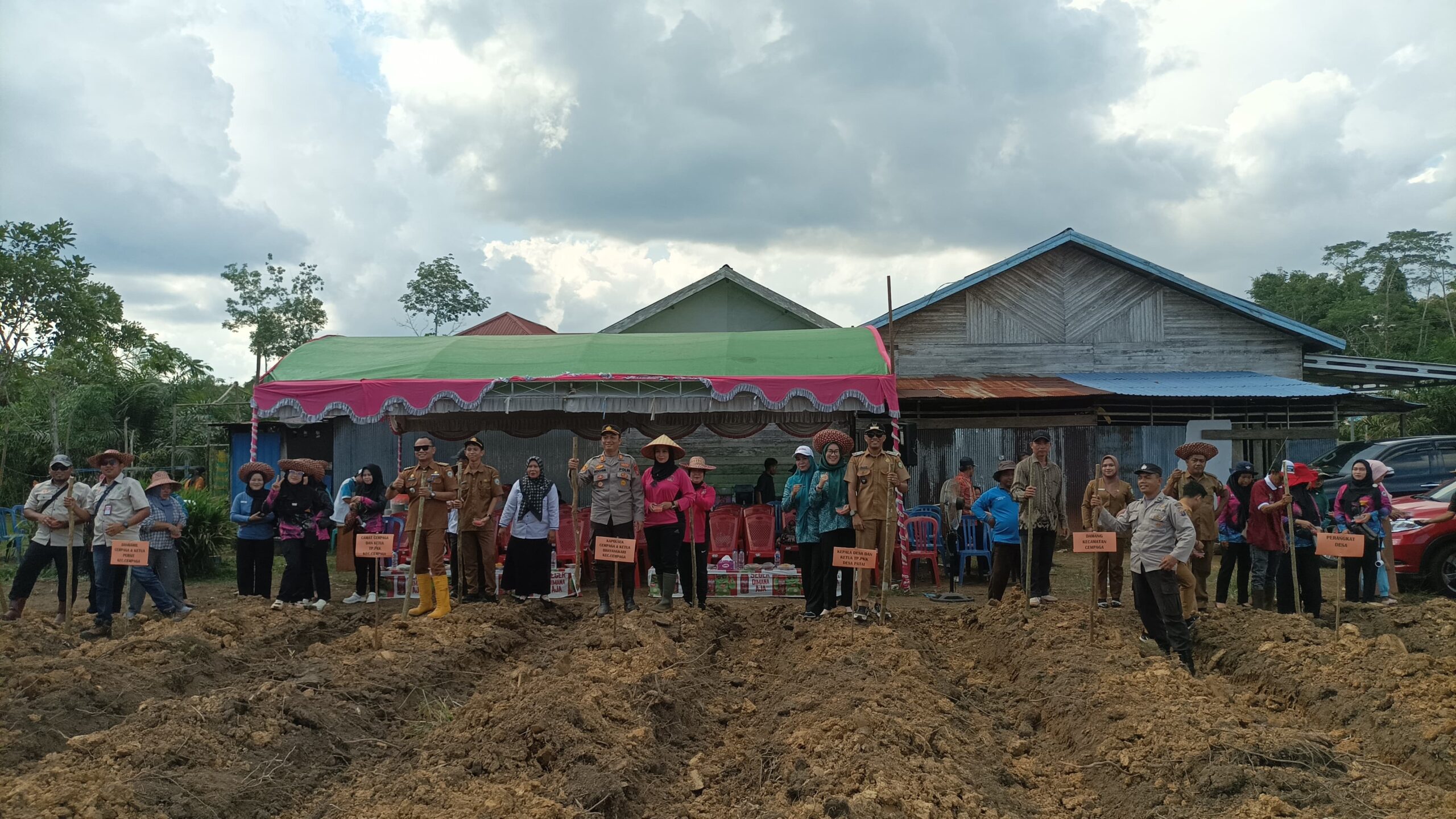 <p>Penanaman dalam mendukung program asas cita yang dilakukan oleh Forkopimcam Cempaga di Desa Patai pada Senin (21/7/2025). (Foto: Ist Pemdes) </p>