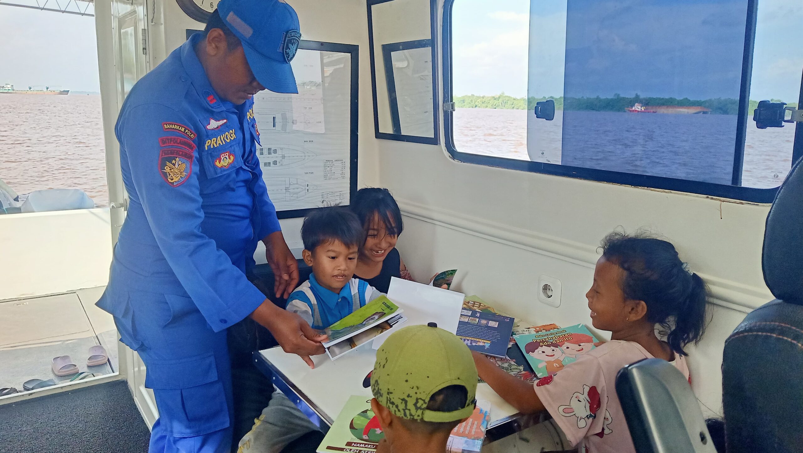 Kapal Polisi Jadi Perpustakaan Terapung, Ditpolairud Polda Kalteng Bawa Ilmu ke Bantaran Sungai Mentaya