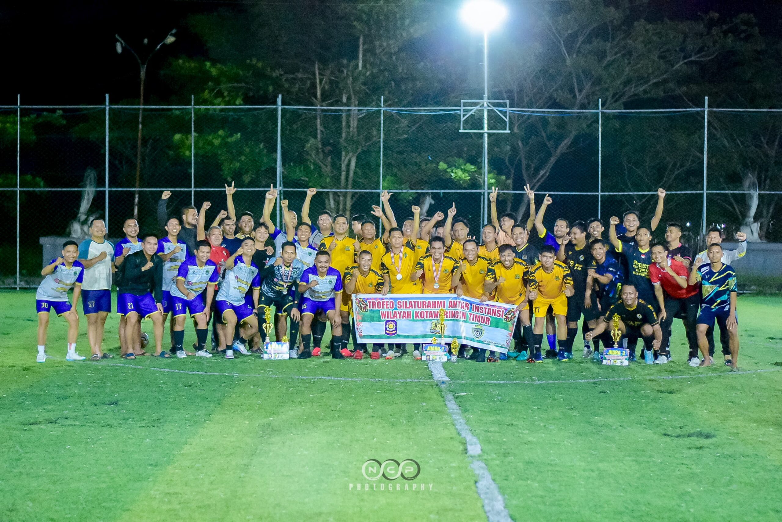 <p>Foto: Momen kebersamaan tiga tim usai pertandingan Trofeo Silaturahmi Antar Instansi yang mempertemukan Bhayangkara FC, Lapas Sampit FC, dan Satpol PP Kotim FC.</p>

