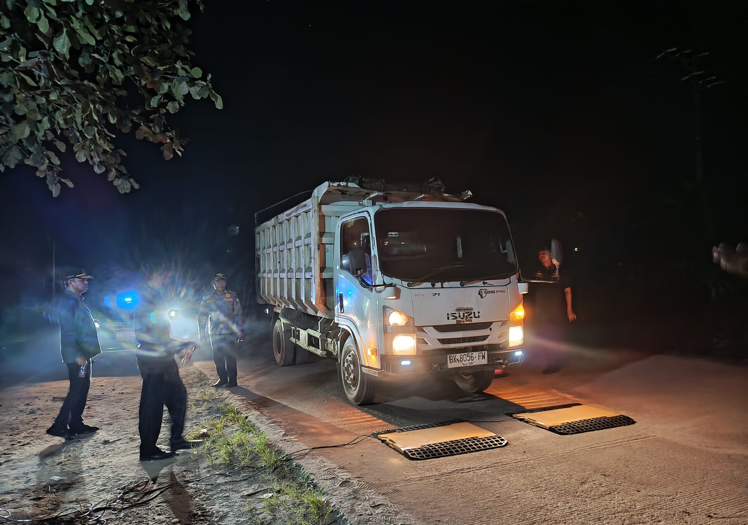 <p>Petugas saat melakukan penertiban kendaraan ODOL, di Jalan Lingkar Selatan Sampit, belum lama ini. (Dok : TB) </p>