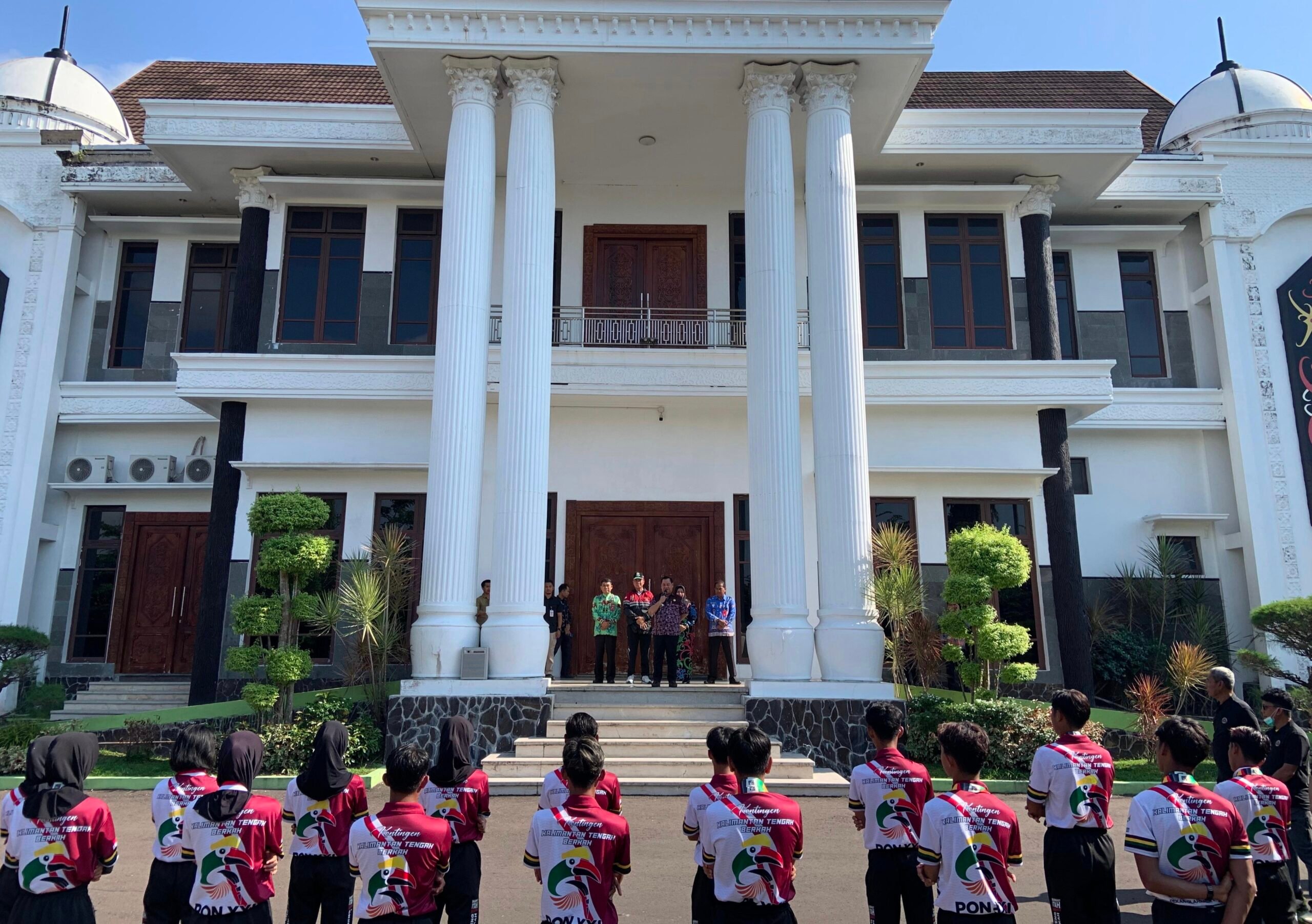 <p>Bupati Kotim, Halikinnor saat menyambut kedatangan para kontingen drumband peraih medali emas pada ajang PON XXI Aceh-Sumut, di Halaman Rujab Bupati Kotim, Kamis (19/9).</p>