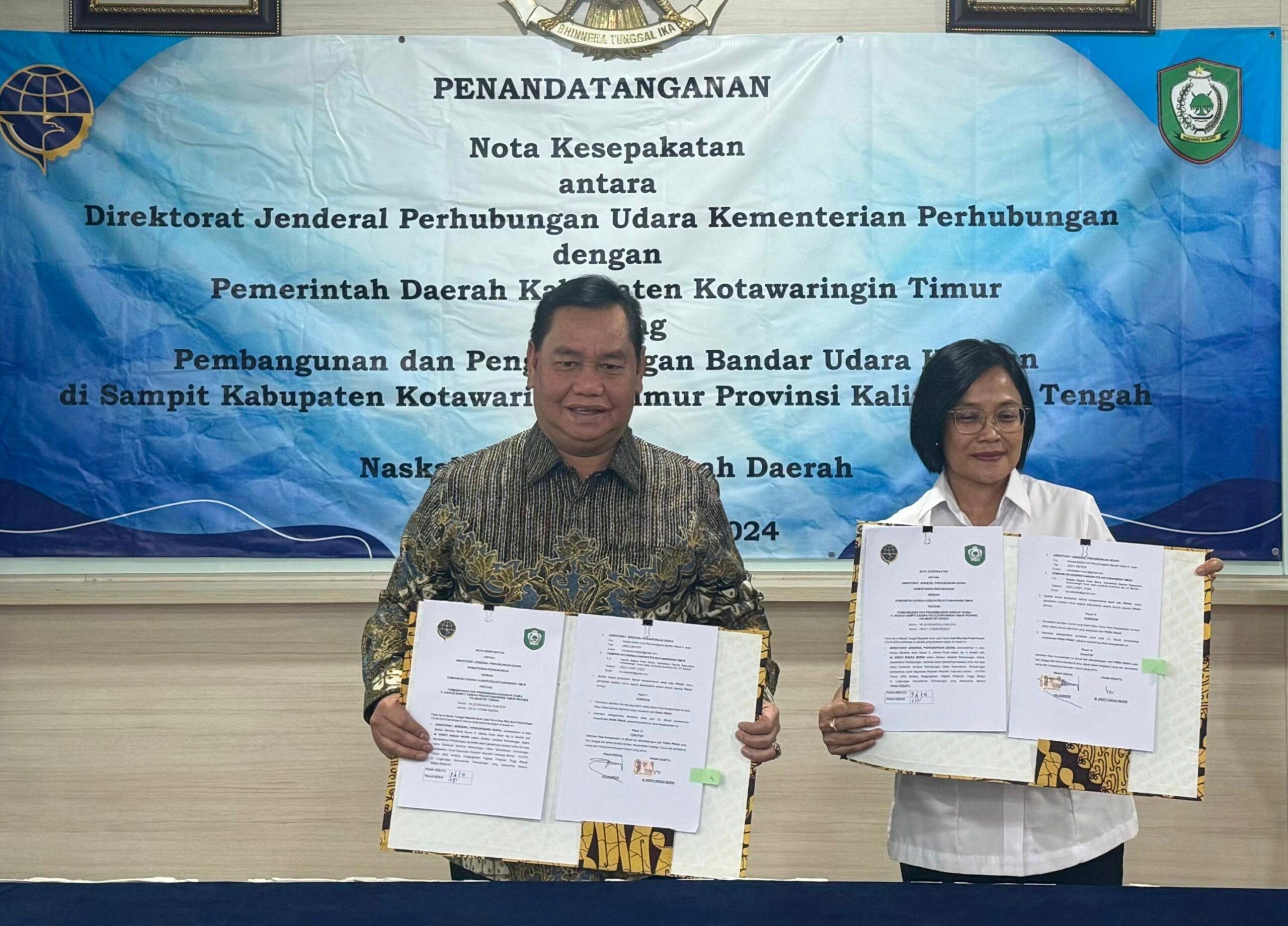 <p>Bupati Kotim, H Halikinnor (kanan) bersama Dirjen Hubud Kemenhub, Maria Kristi Endah Murni saat menunjukkan nota kesepakatan yang ditandatangani, di Jakarta, Senin (10/6).</p>