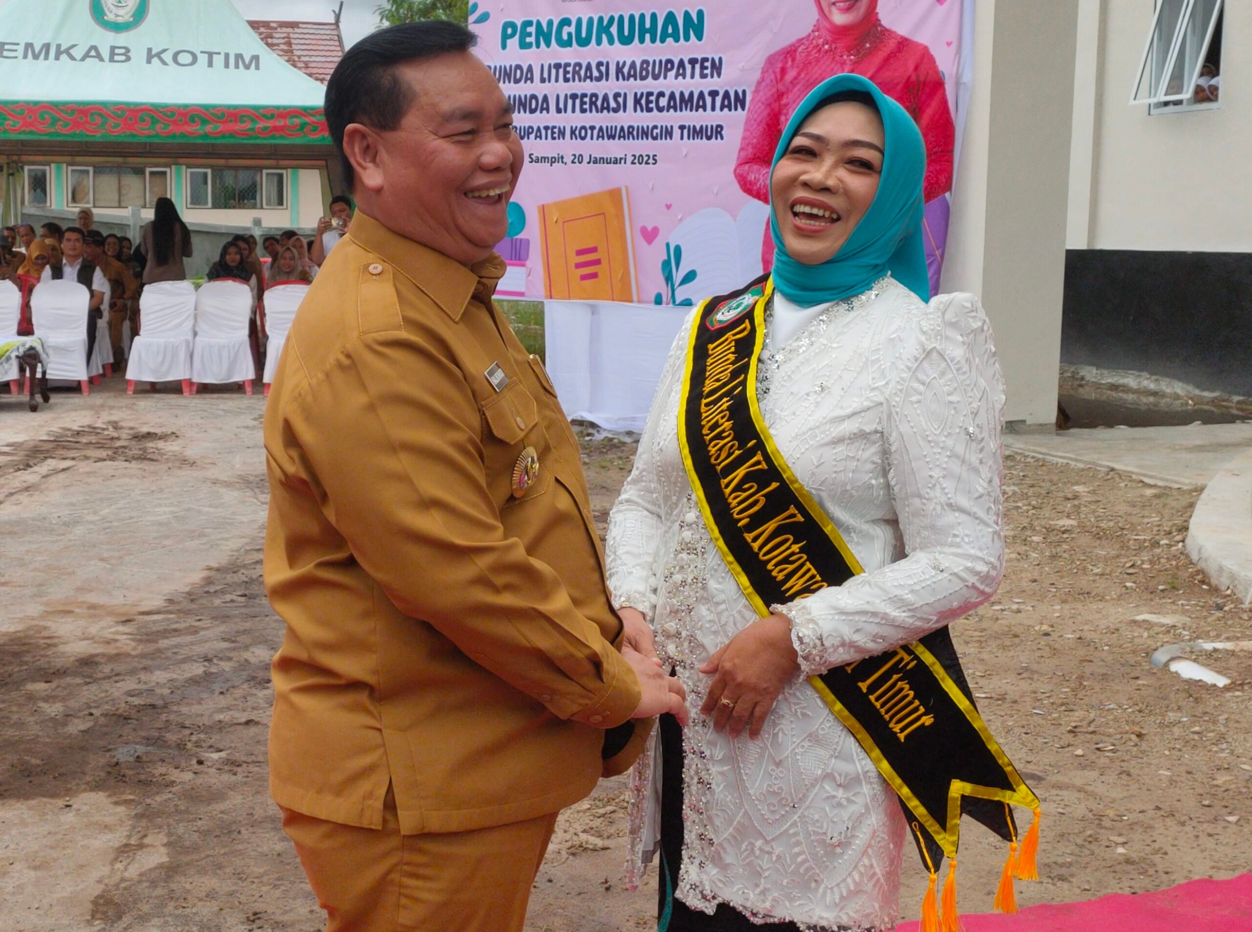 <p>Pengukuhan Bunda Literasi oleh Bupati Kotim Halikinnor, Senin (20/1/2025).</p>