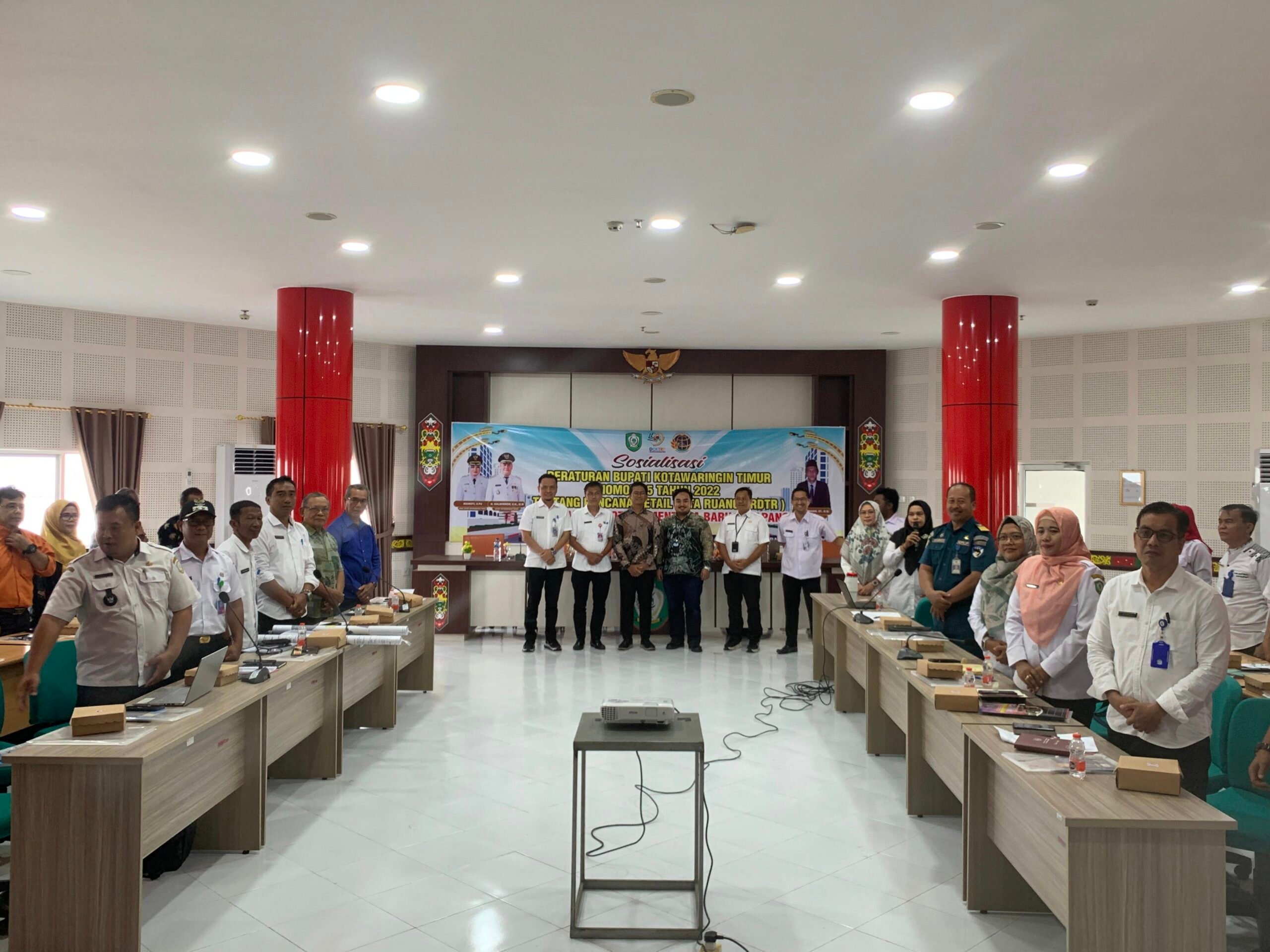 <p>Kepala Dinas Cipta Karya Tata Ruang dan Pertanahan saat foto bersama dengan jajaran dan peserta saat usai melaksanakan sosialisasi Perbup Kotim No 15 Tahun 2022 tentang RDTR Kawasan Perkotaan MB Ketapang Tahun 2022-2042, di Aula Lantai 3 Mal Pelayanan Publik (MPP), Rabu (7/8). </p>