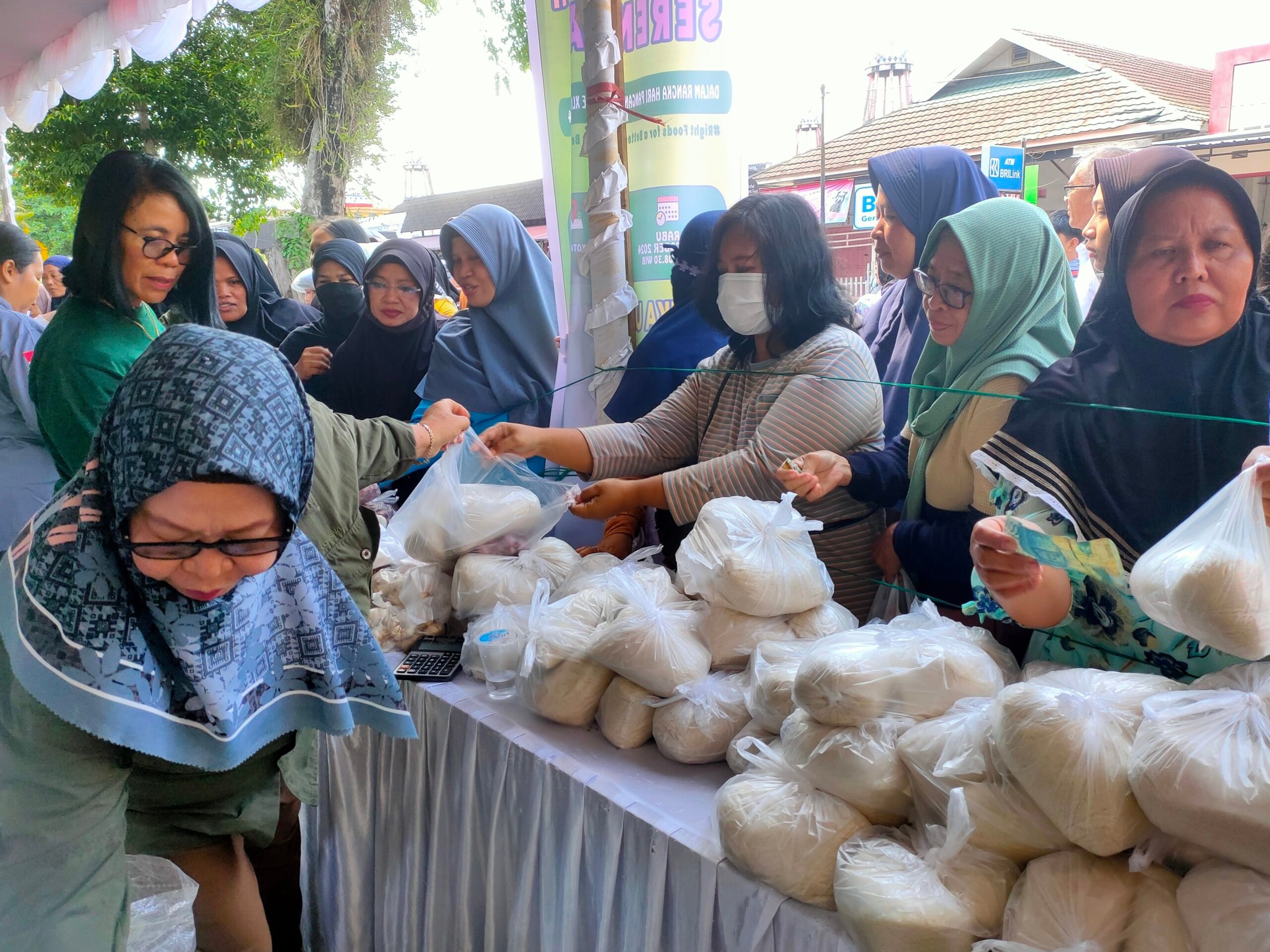 <p>Warga antusias dengan adanya Gerakan Pangan Murah yang digelar di Taman Kota Sampit, Rabu (16/10).</p>