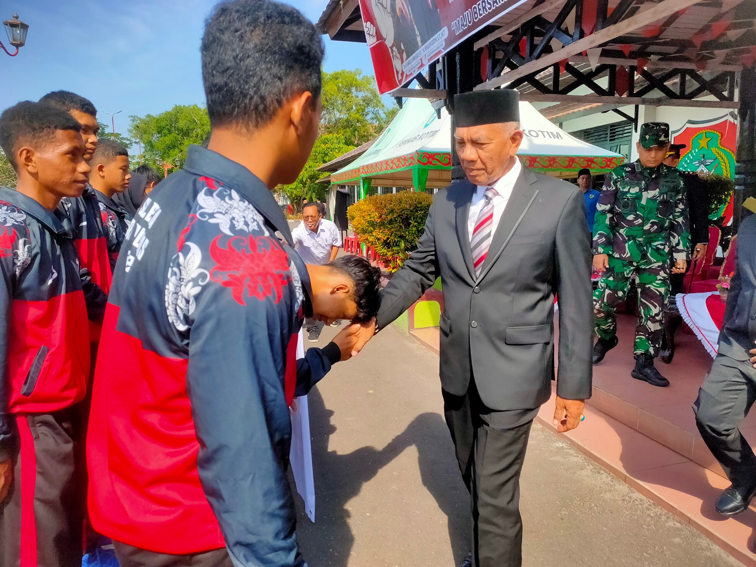 <p>Pj Sekda Kotim Sanggul L Gaol menyalami atlet Kotim yang akan mengikuti Pra Popnas Zona III di Solo. </p>