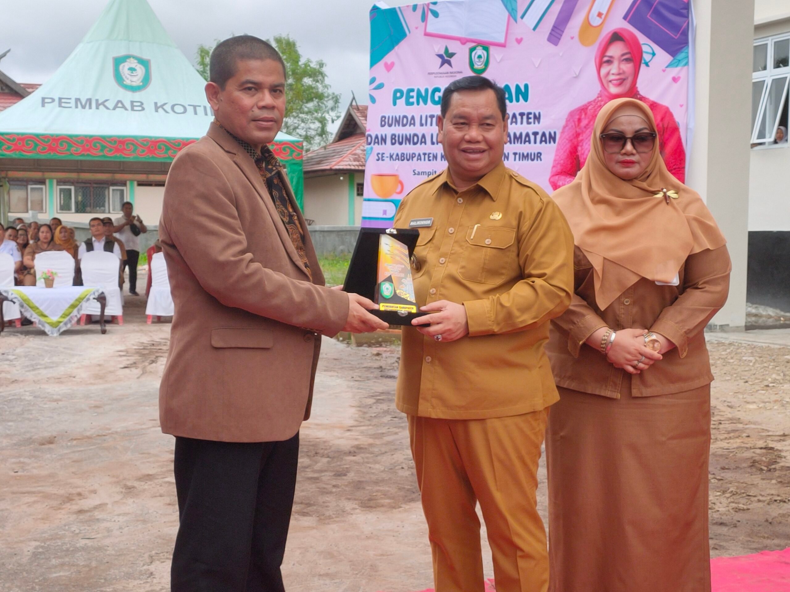 <p>Perwakilan Perpusnas saat menerima plakat yang diserahkan oleh Bupati Kotim Halikinnor Halikinnor pada peresmian gedung batu perpustakaan daerah Kotim, Senin (20/1/2025).</p>