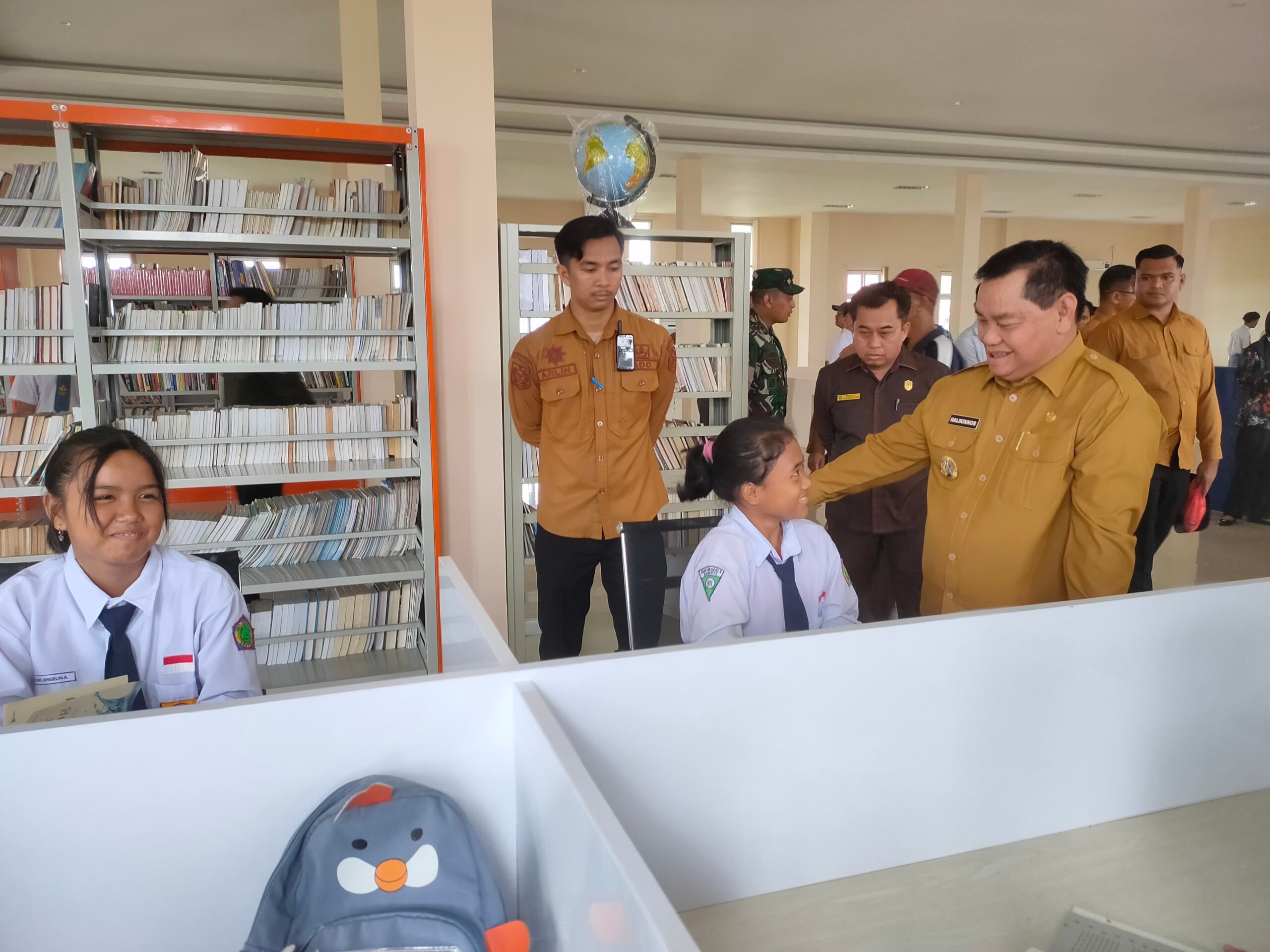 <p>Bupati Kotim Halikinnor berbincang dengan pengunjung perpustakaan, Senin (20/1/2025).</p>