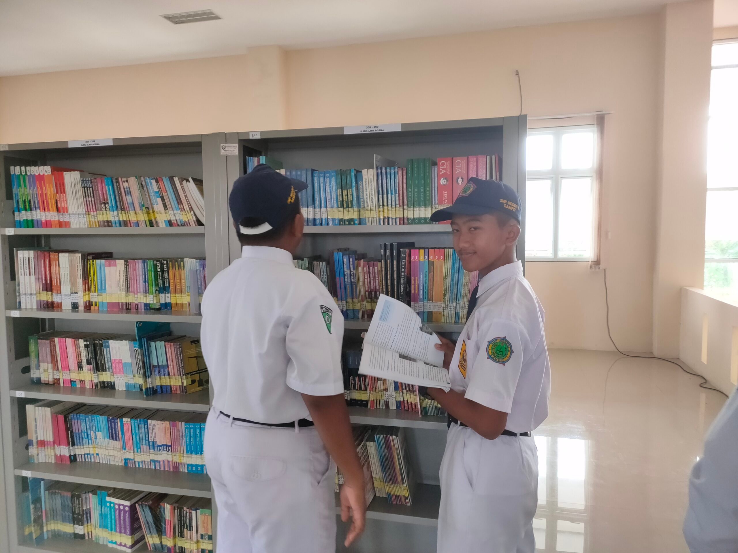 <p>Para pelajar memanfaatkan Gedung Fasilitas Layanan Perpustakaan Umum Kabupaten Kotim yang baru saja diresmikan untuk meningkatkan literasi, Senin (20/1/2025).</p>