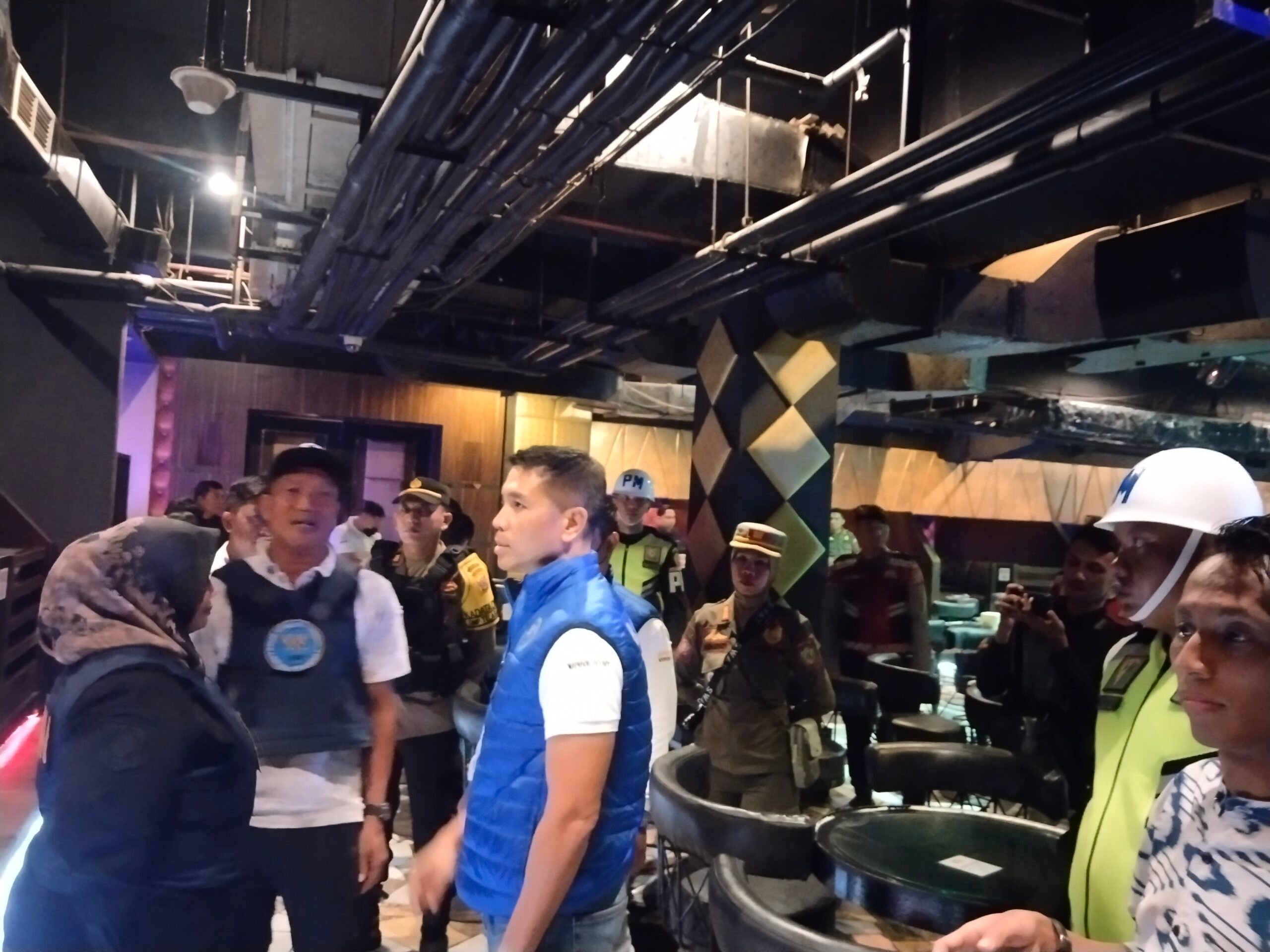 <p>Suasana sepi terlihat saat petugas melakukan rajia tes urine di Vino club Sampit. Minggu, (15/12/ 2024)</p>
