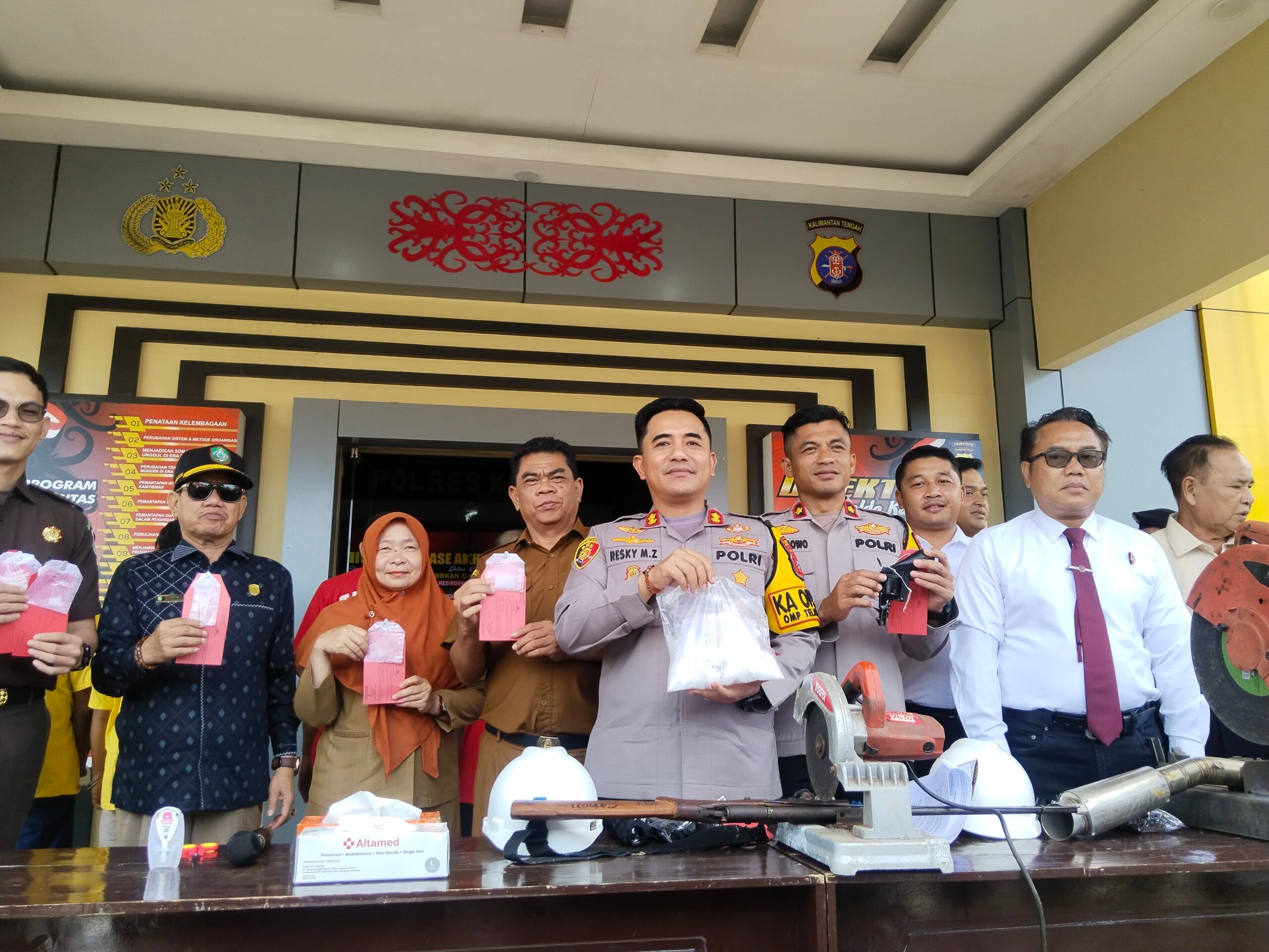 <p>Pemusnahan narkotika di halaman Mapolres Kotim bersama instansi terkait. Selasa, (31/12/2024)</p>