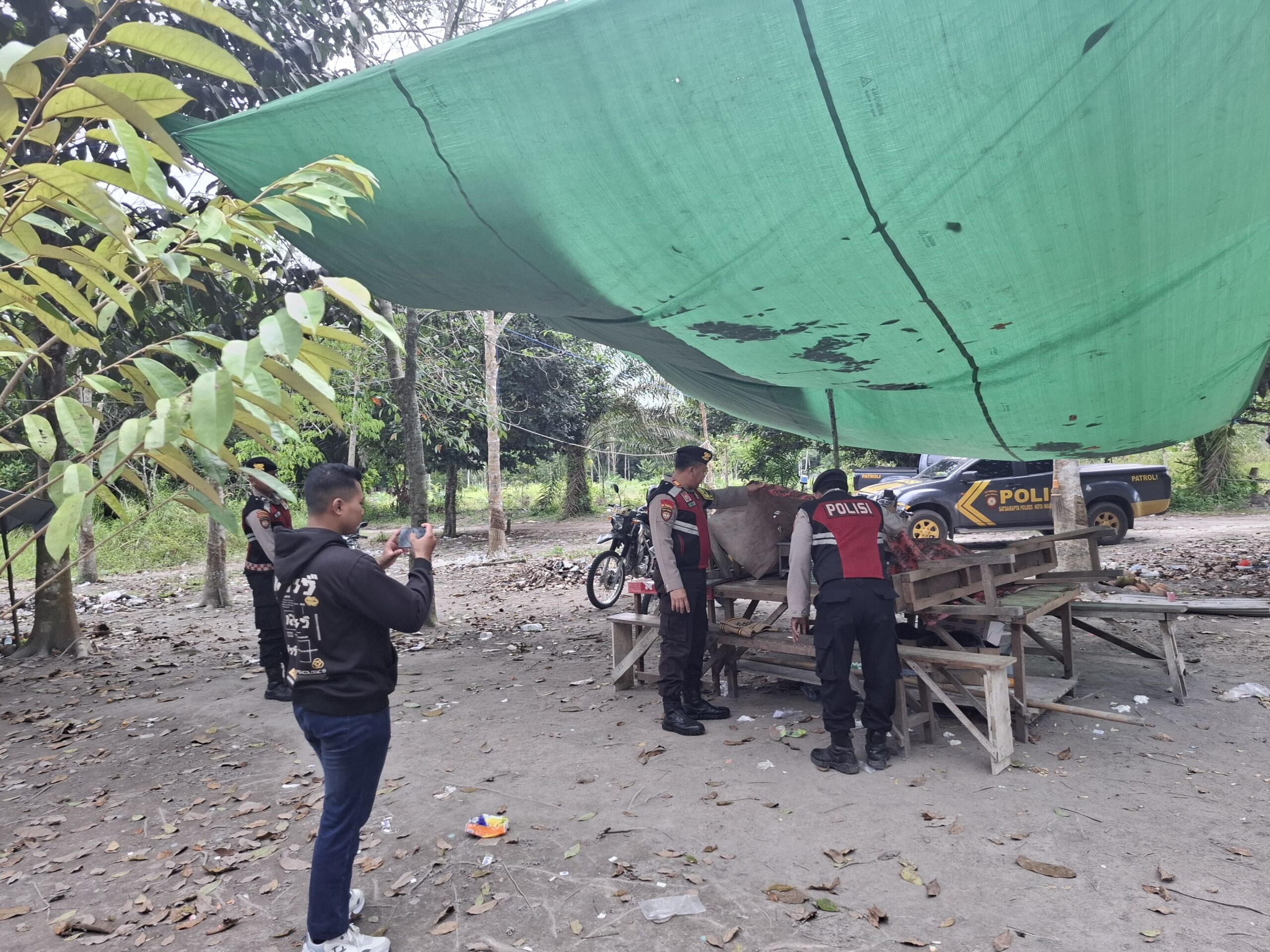 <p>Anggota Samapta Polres Kotim saat melakukan patroli dilokasi Sabung ayam KM 10 Sampit. </p>