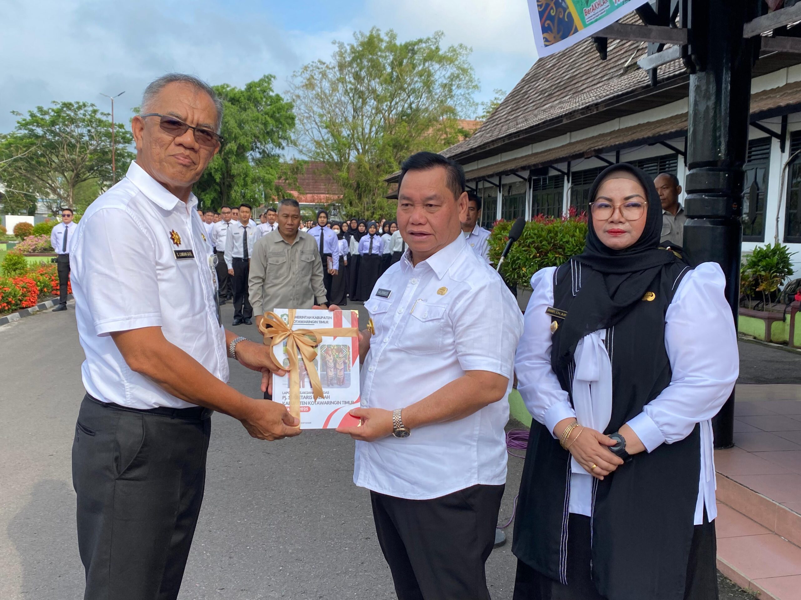 <p>Bupati Kotim, Halikinnor didampingi Wabup Kotim saat melepas Pj Sekda Kotim yang akan purna tugas TMT 1 Mei 2025, di Halaman Kantor Bupati Kotim, Rabu (30/4/2025). </p>
