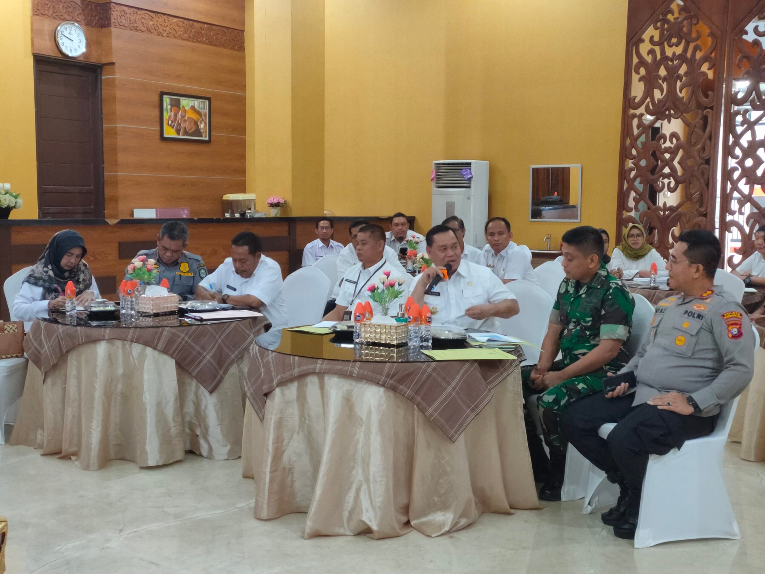 <p>Bupati Kotim Halikinnor pimpin rapat koordinasi, terkait tindak lanjut normalisasi saluran irigasi Kecamatan Teluk Sampit, Rabu (16/4/2025).</p>