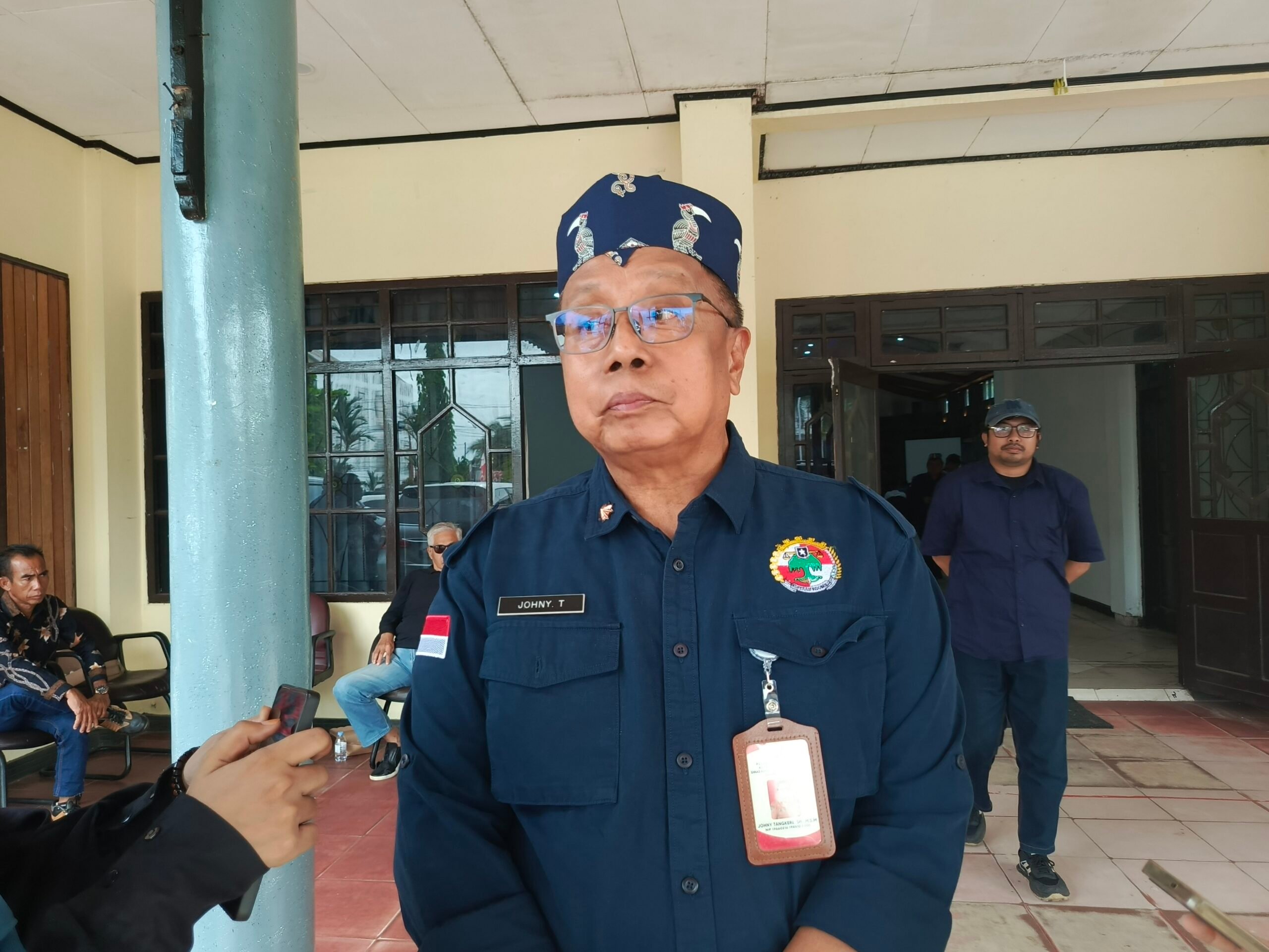 <p>Kepala Dinas Koperasi, UKM, Perindustrian dan Perdagangan (KUKMPP) Kotim, Johny Tangkere saat diwawancarai. </p>