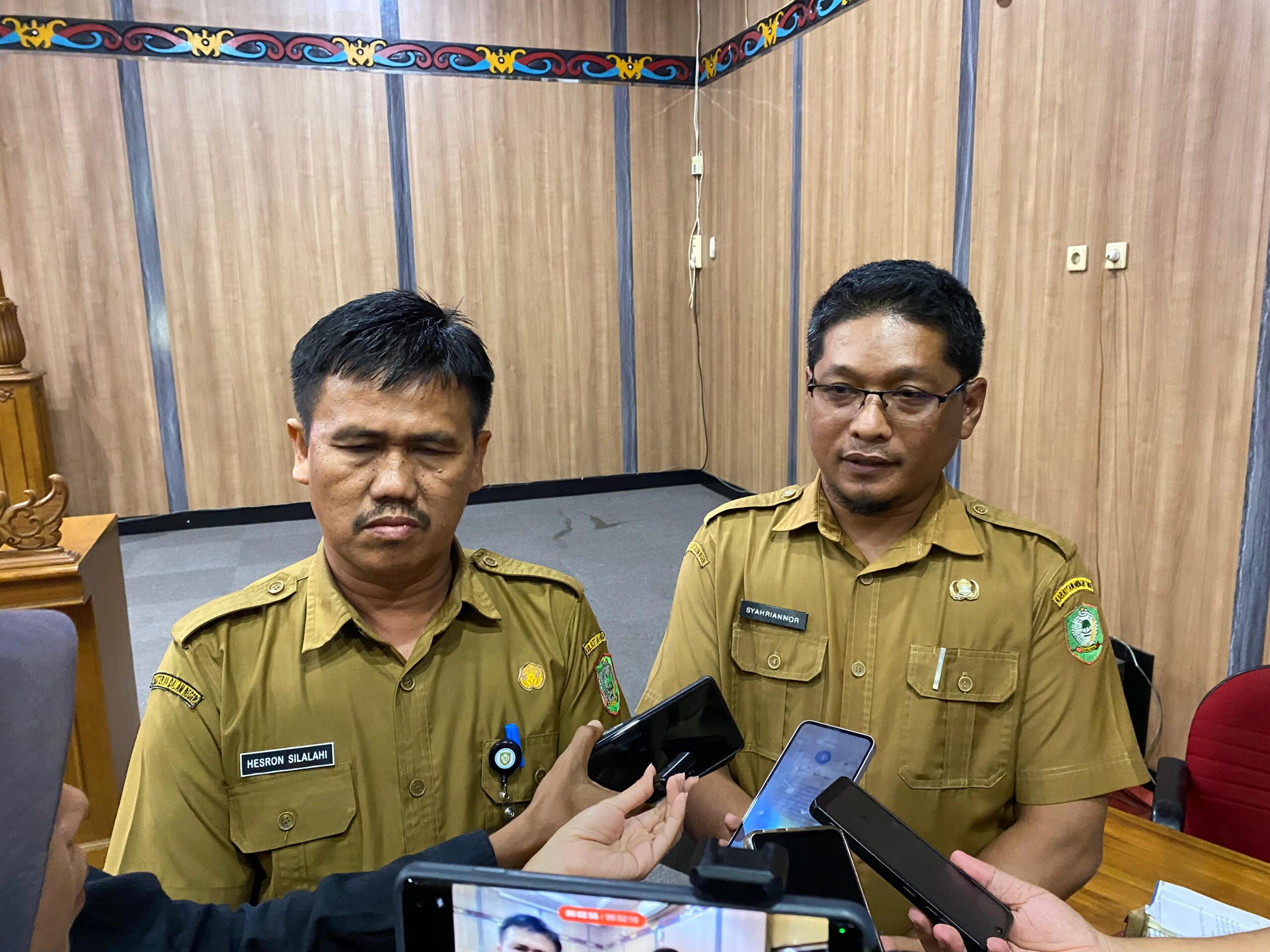 <p>Sekretaris BKPSDM, Herson Silalahi saat diwawancarai (kiri). </p>
