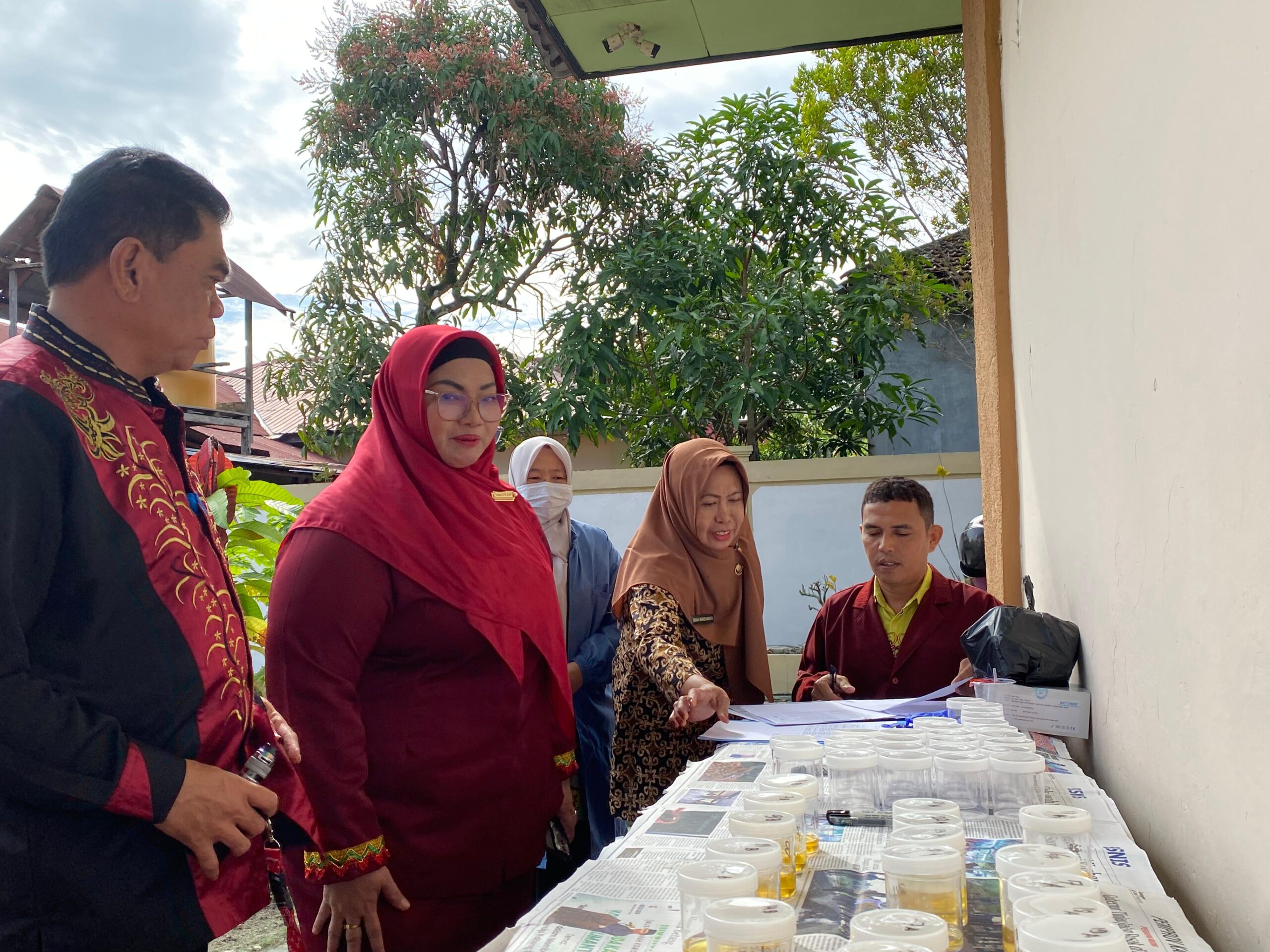 <p>Wakil Bupati Kotim, Irawati saat meninjau langsung pelaksanaan tes urine di Kesbangpol Kotim, Jumat (23/5/2025). </p>