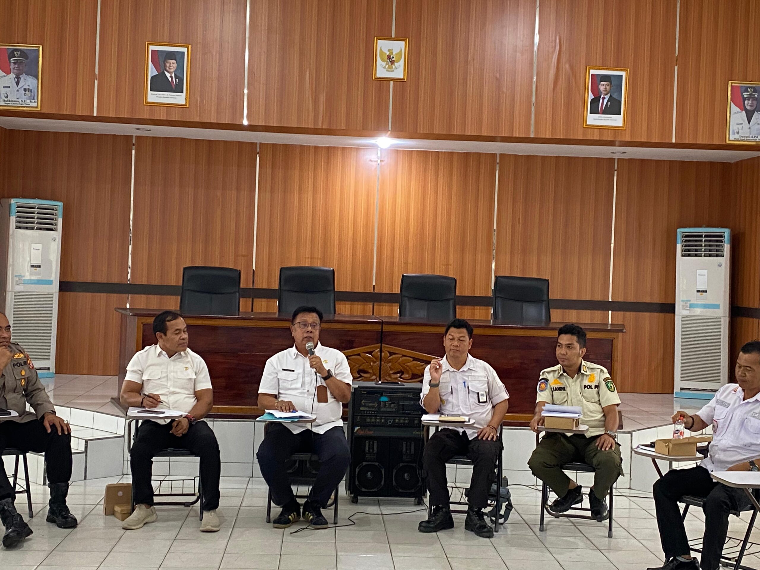 <p>Plt Kepala DiskopUKMPerindag, Johny Tangkere, menggelar rapat terkait pedagang liar di Kawasan Inhutani dan Baamang. </p>