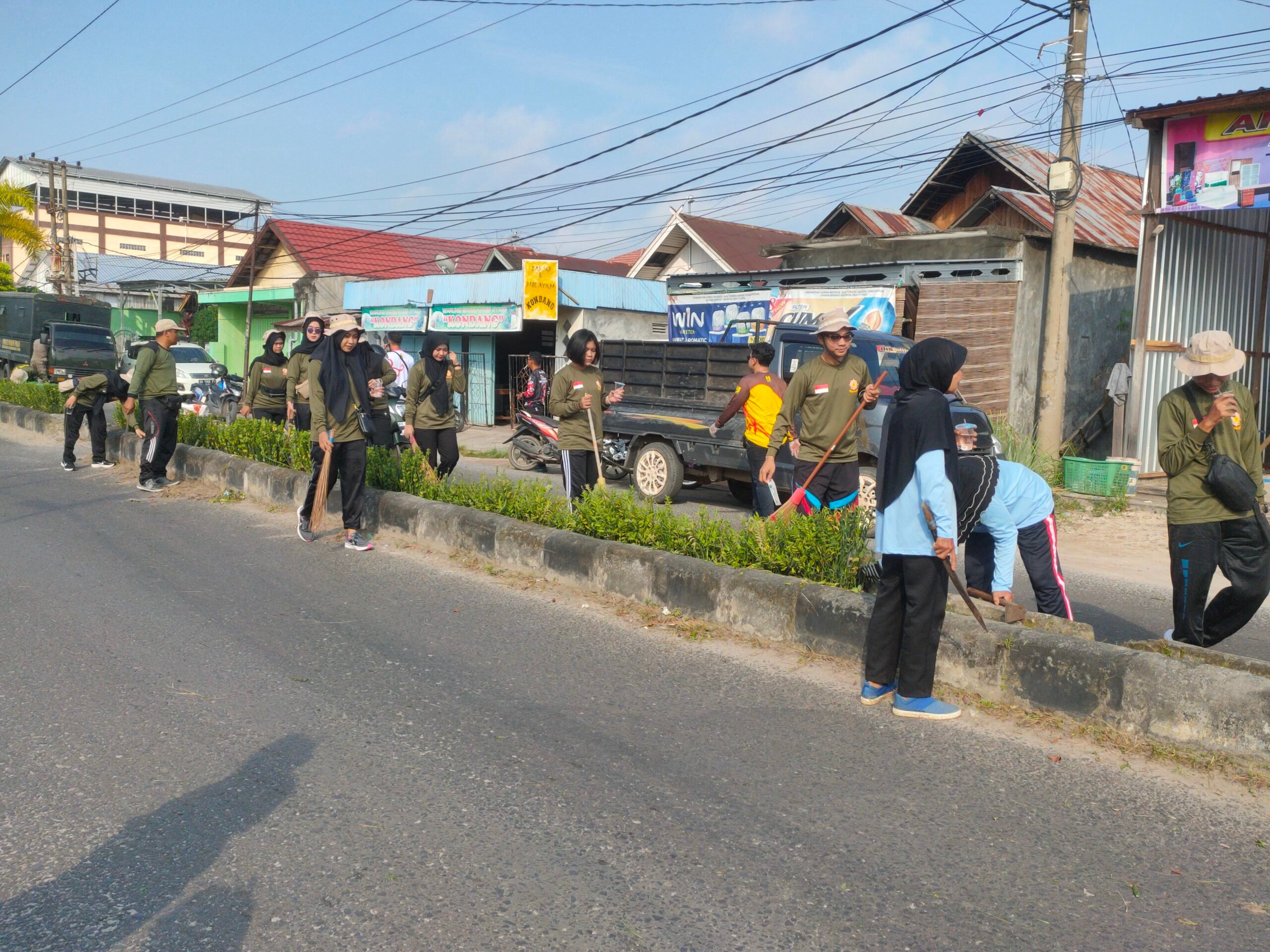 <p>Kegiatan kerja bakti yang dilakukan perangkat daerah di Jalan Muchran Ali Kecamatan Baamang, Selasa (6/5/2025).</p>