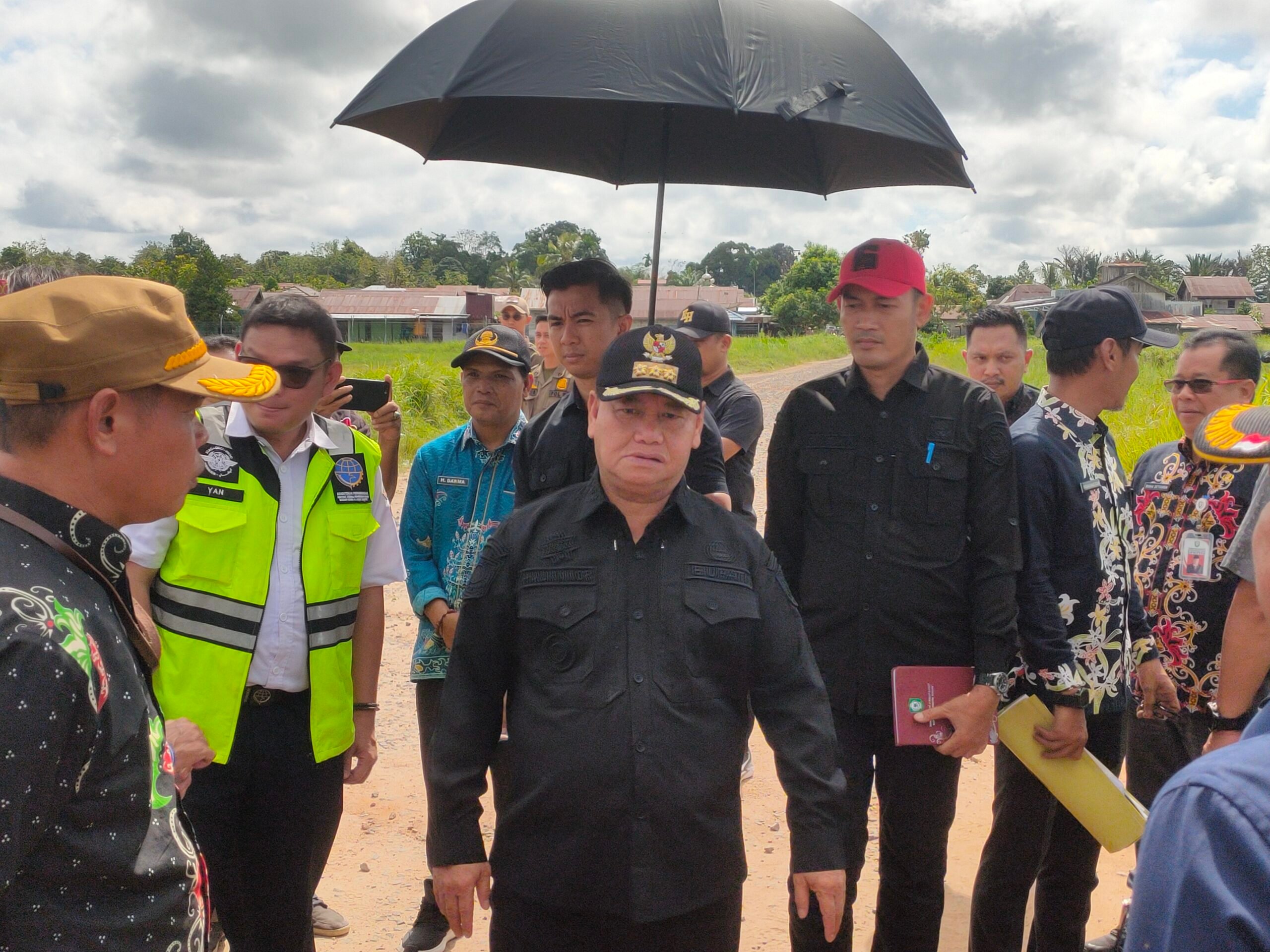 <p>Bupati Kotim Halikinnor meninjau kawasan di sisi Timur landasan Bandara H Asan Sampit, Kamis (22/5/2025).</p>