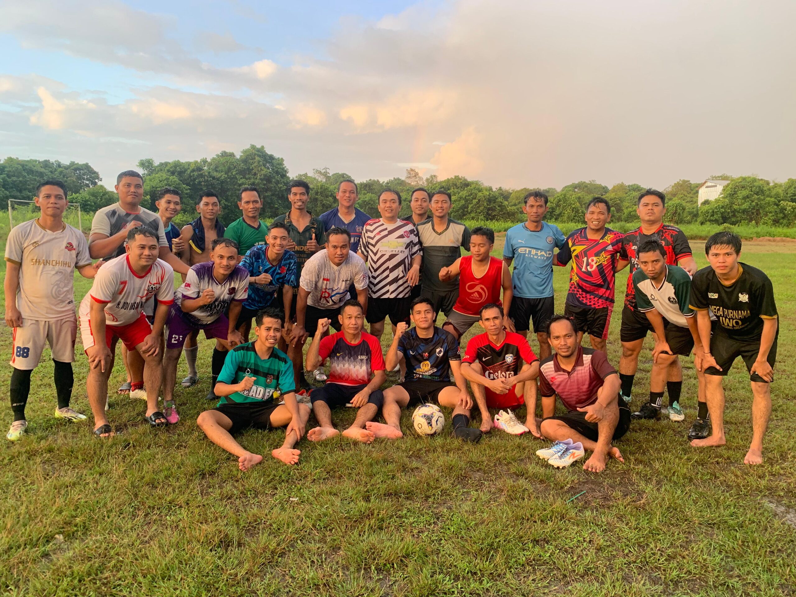 <p>Foto: Moment kebersamaan para pecinta bola di Kota Sampit usai melakukan latihan bersama di Lapangan Gelora, Kecamatan MB Ketapang. Minggu (25/5/2025).</p>