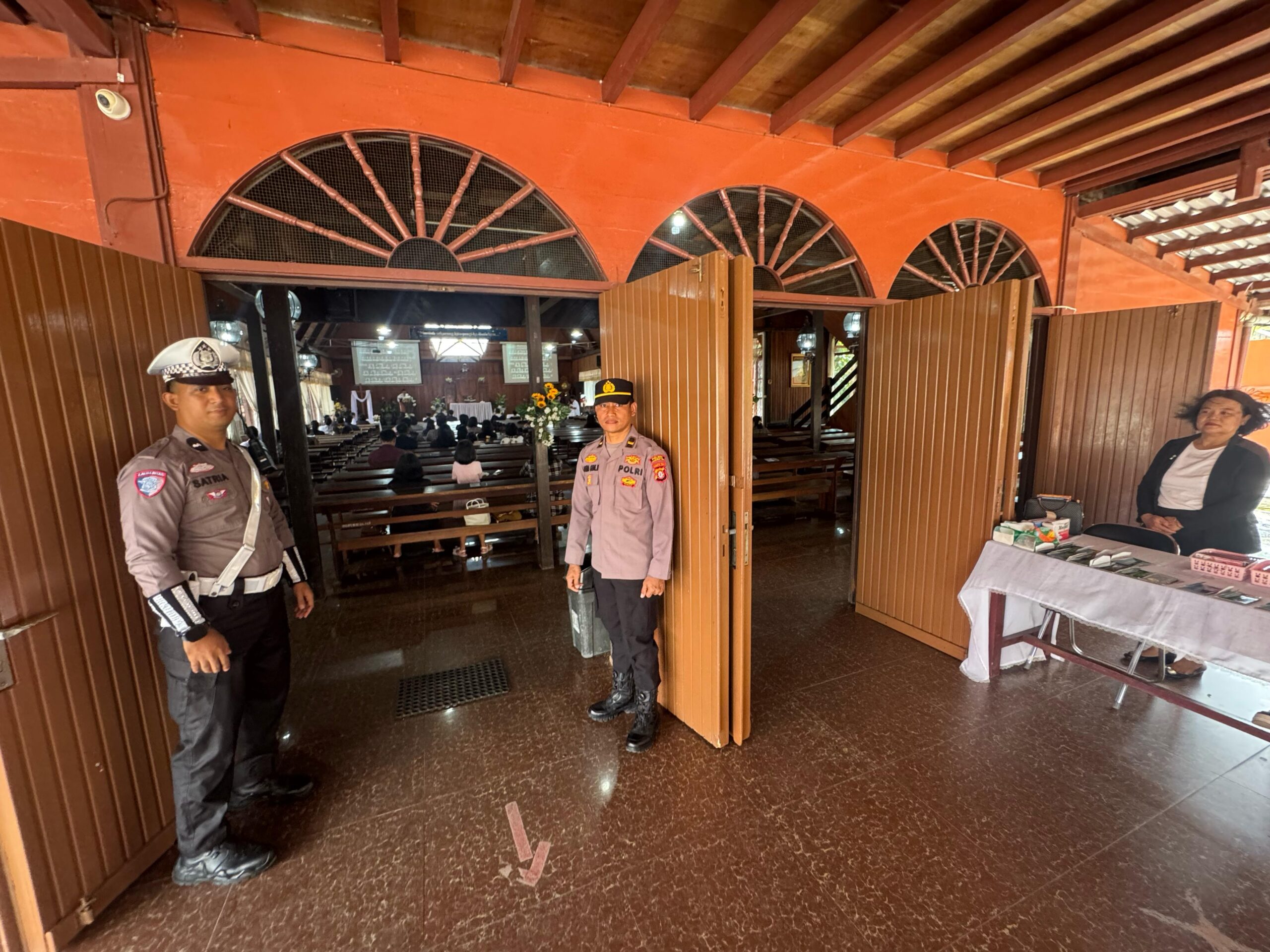 <p>Aparat kepolisian saat menjaga di gereja Kota Sampit. </p>
