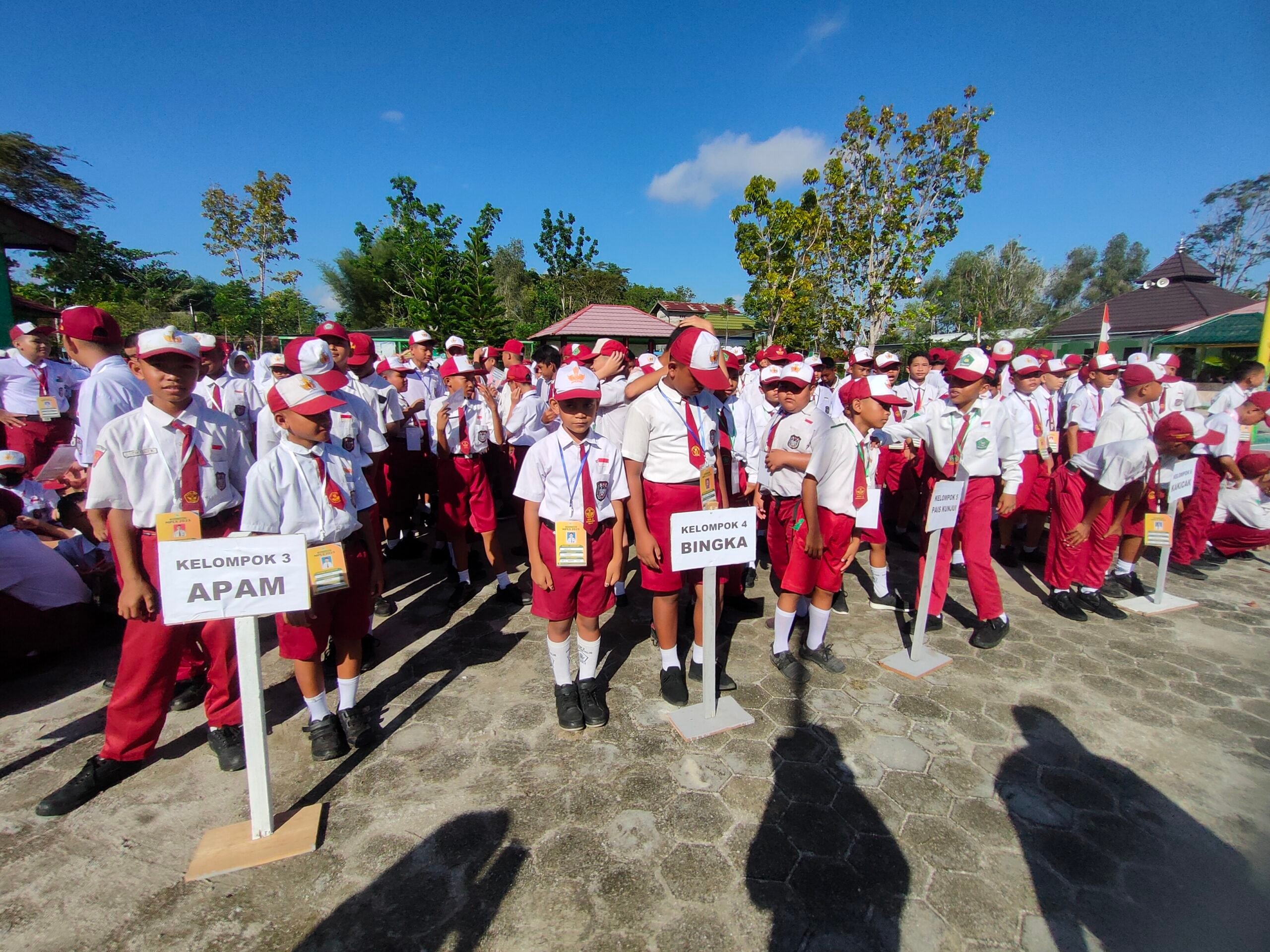 <p>Calon peserta didik baru yang akan melanjutkan ke jenjang pendidikan tingkat menengah pertama saat mengikuti kegiatan pengenalan lingkungan sekolah beberapa waktu yang lalu. </p>