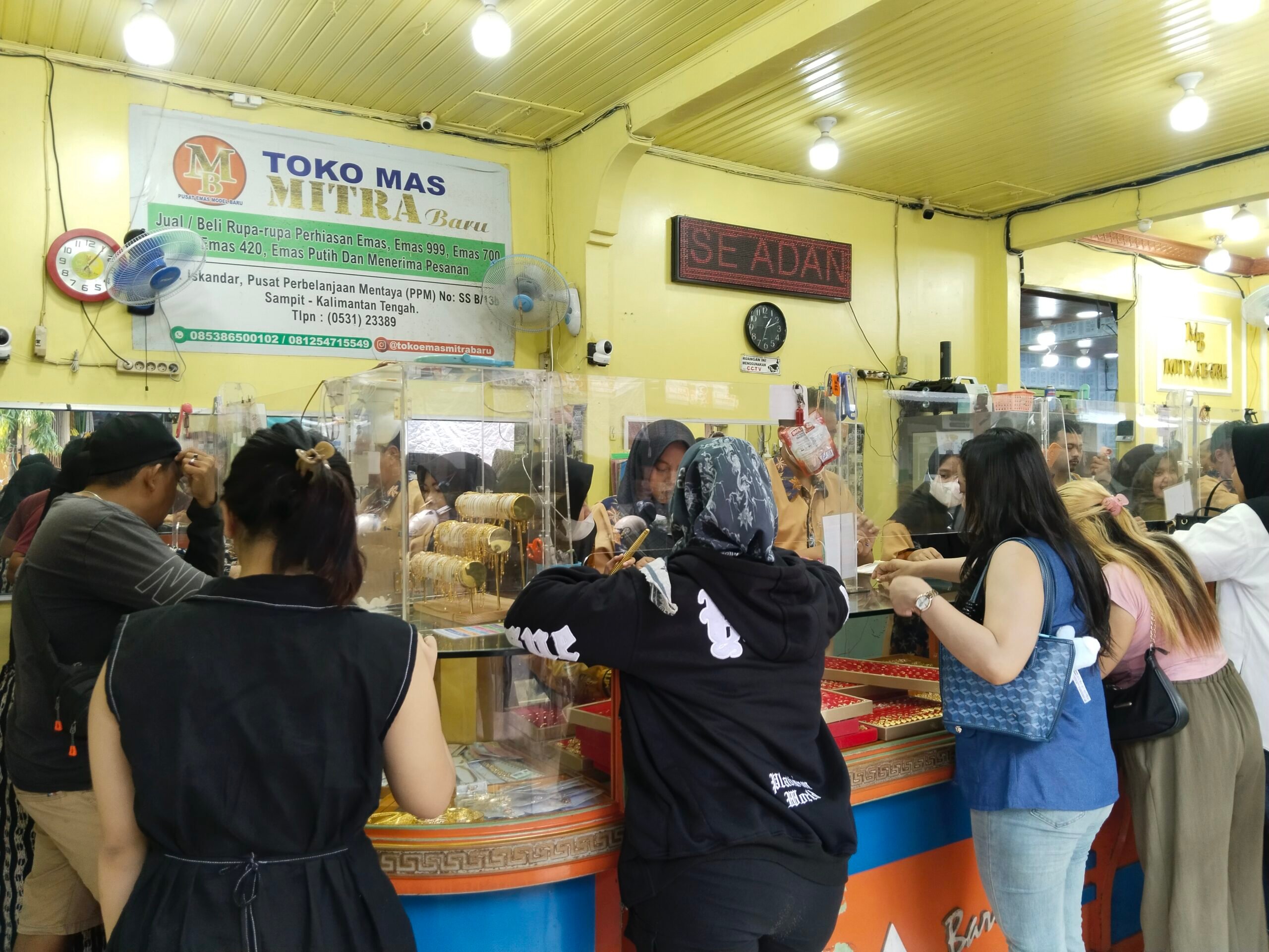 <p>Tampak Toko Mas Mitra Baru sedang dipadati pemburu perhiasan</p>