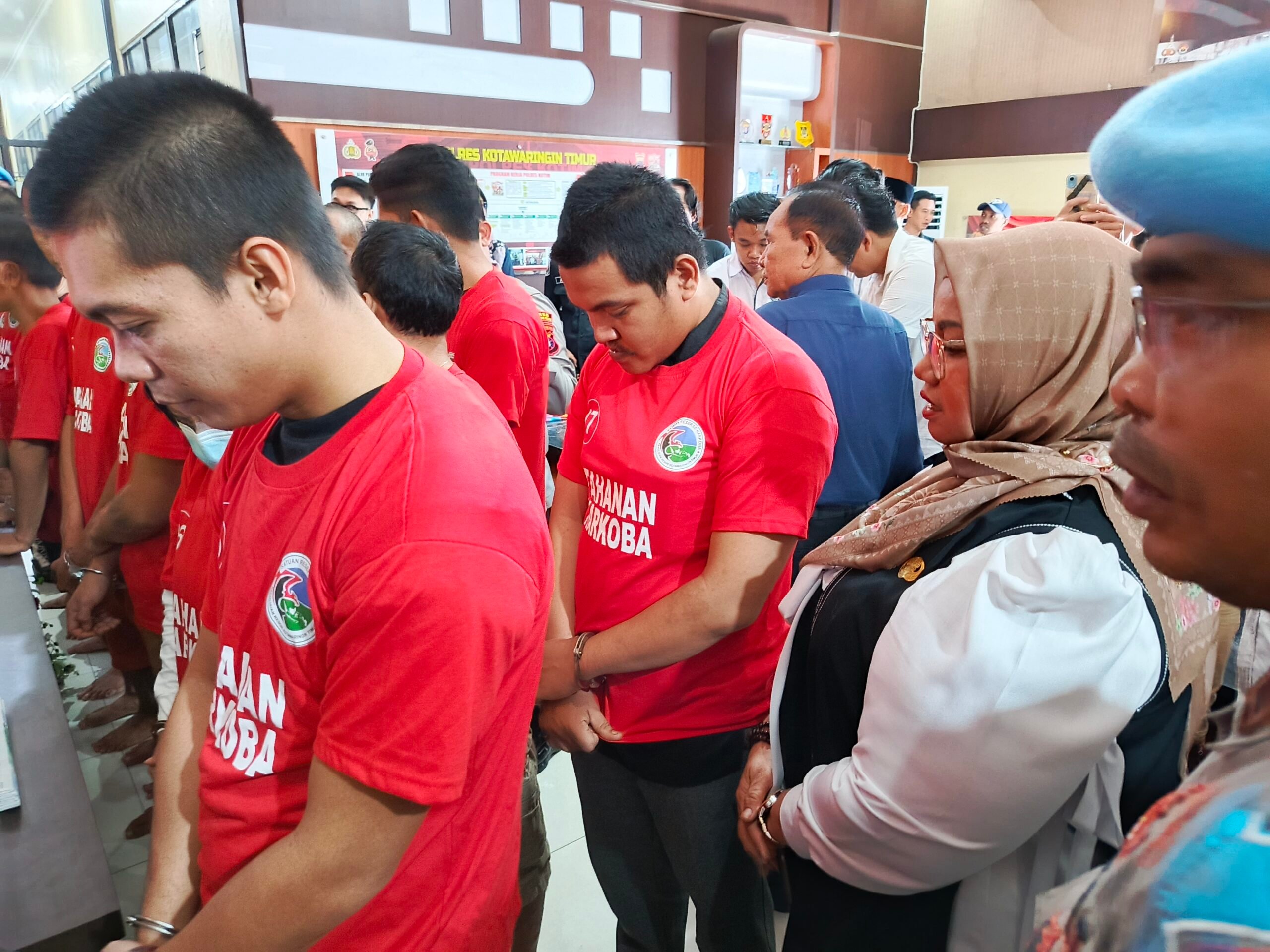 <p>Wakil Bupati Kotim, Irawati saat menghadiri pemusnahan barang bukti sabu seberat 1,1 Kg dari 16 tersangka, di Mapolres Kotim, pada Rabu (4/6/2025) kemar. </p>
