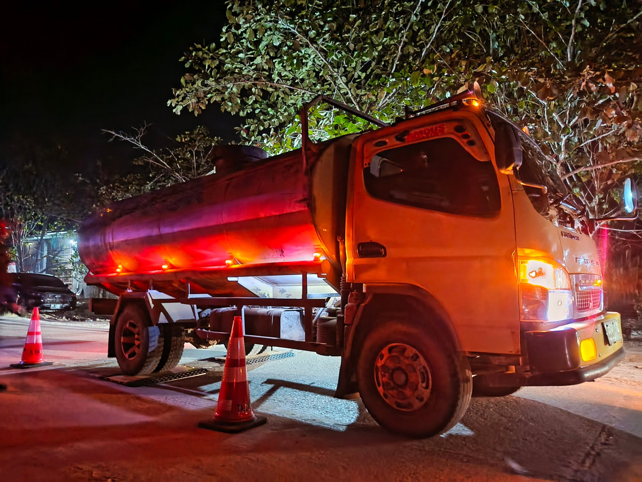 <p>Dishub Kalteng saat melakukan penimbangan pada truk CPO yang melebihi MSD, di Jalan Lingkar Selatan, pada Selasa (17/6/2025) malam. </p>