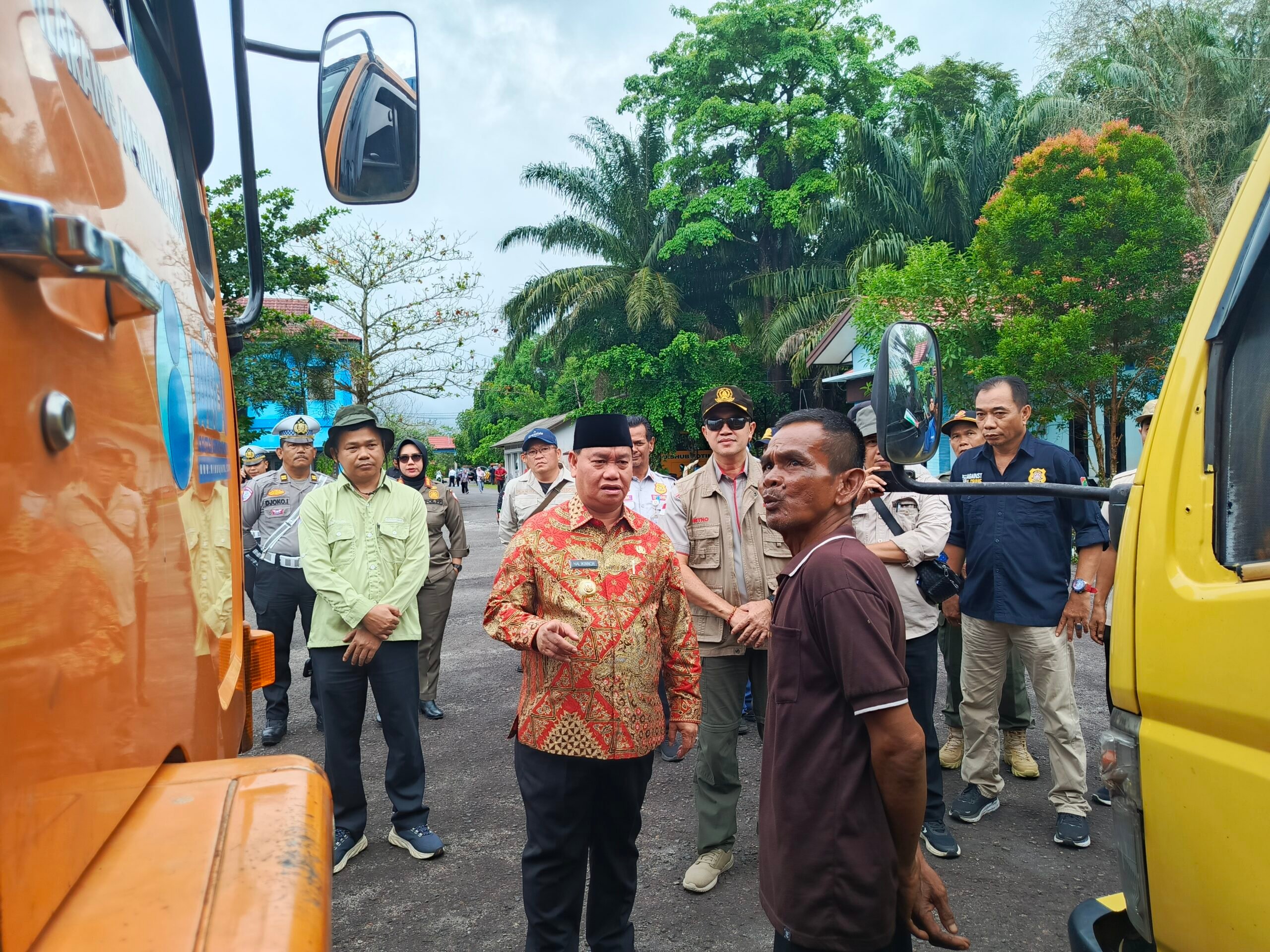 <p>Bupati Kotim, Halikinnor saat menemui salah satu sopir yang terkena razia penertiban ODOL, belum lama ini.</p>