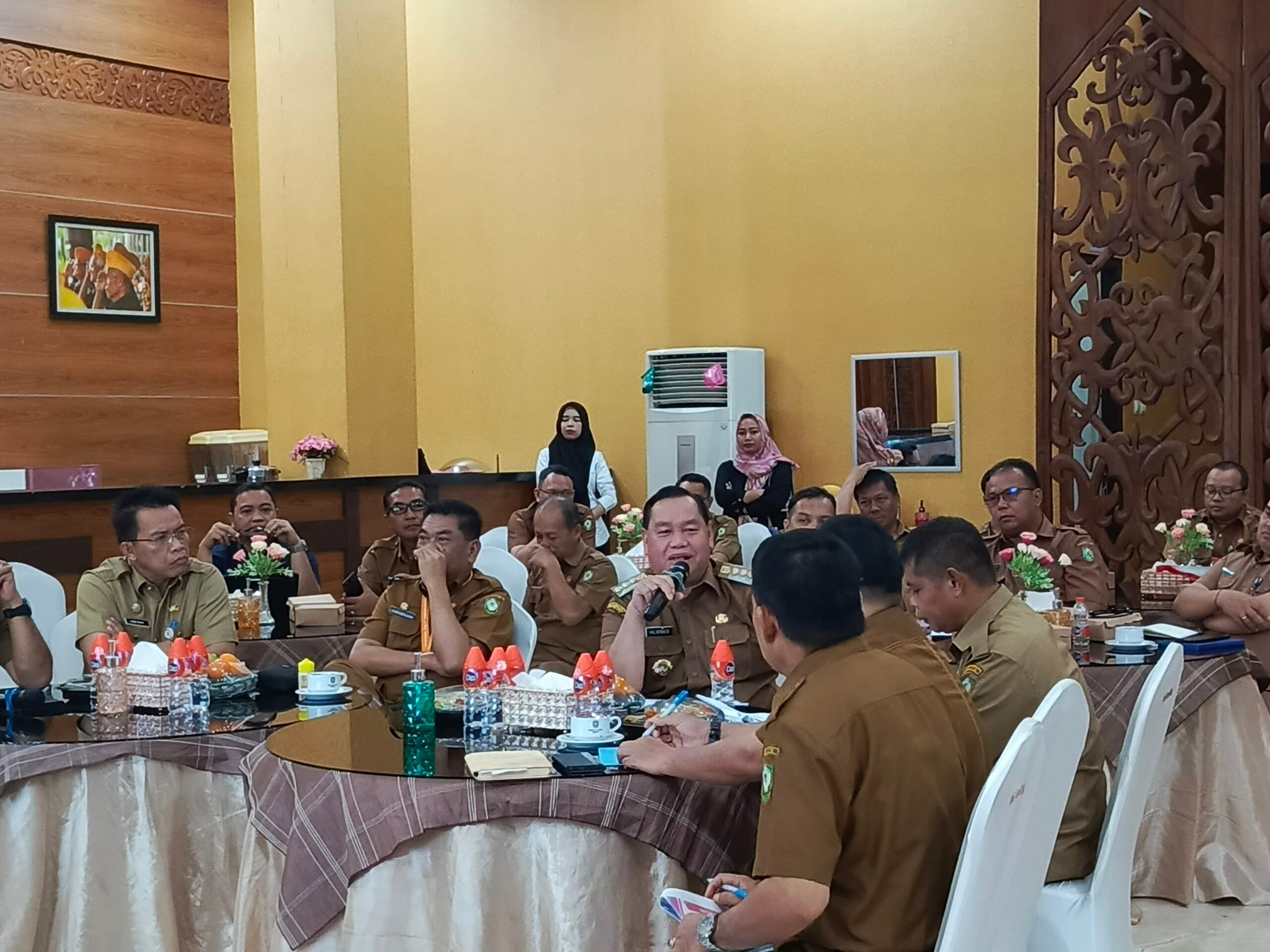 <p>Bupati Kotim, Halikinnor saat memimpin rapat penyempurnaan RPJMD, di Rujab Bupati Kotim, Senin (23/6/2025). </p>