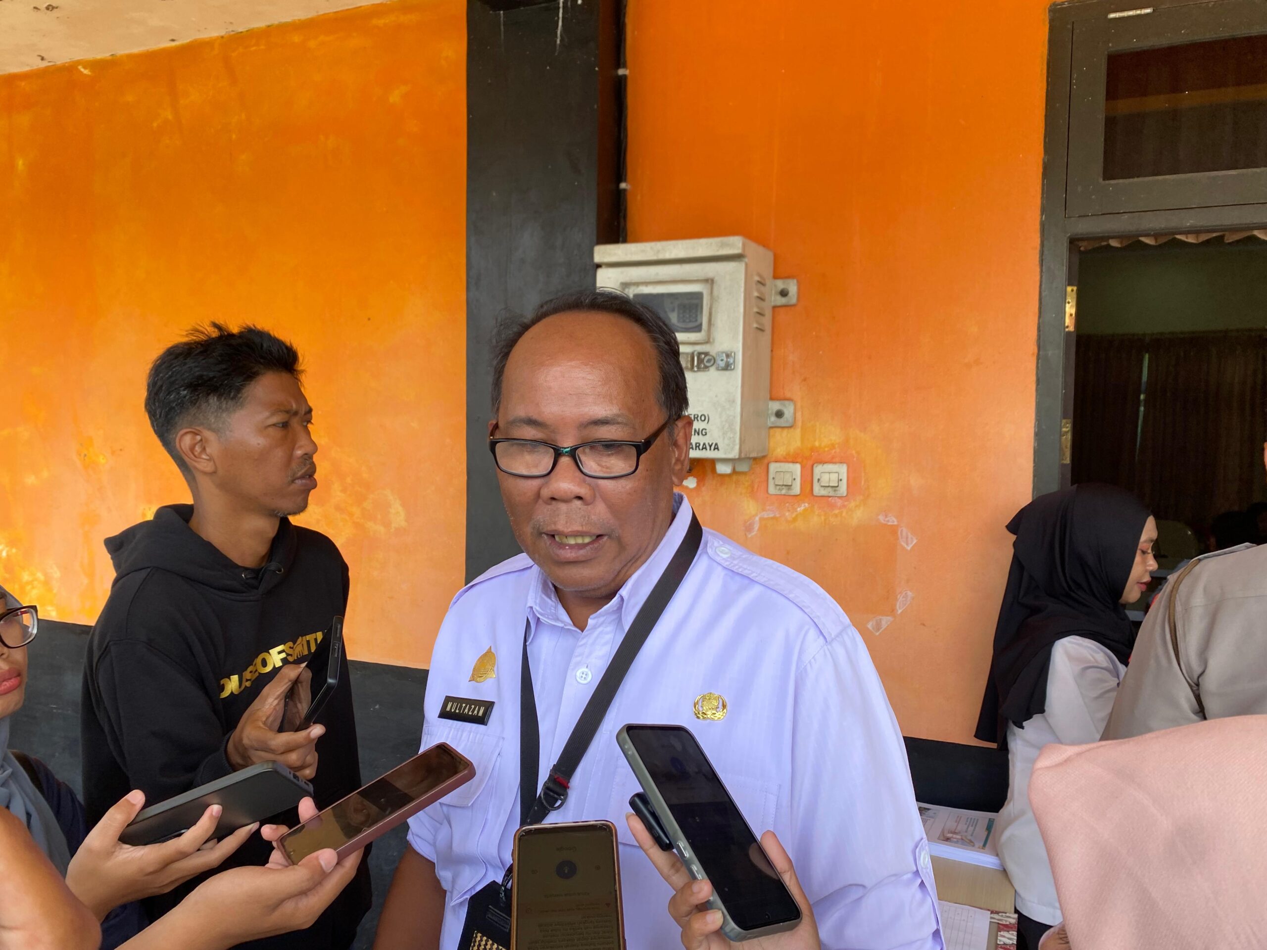 <p>Kepala BPBD Kotim, Multazam saat diwawancarai, Rabu (11/6/2025). </p>
