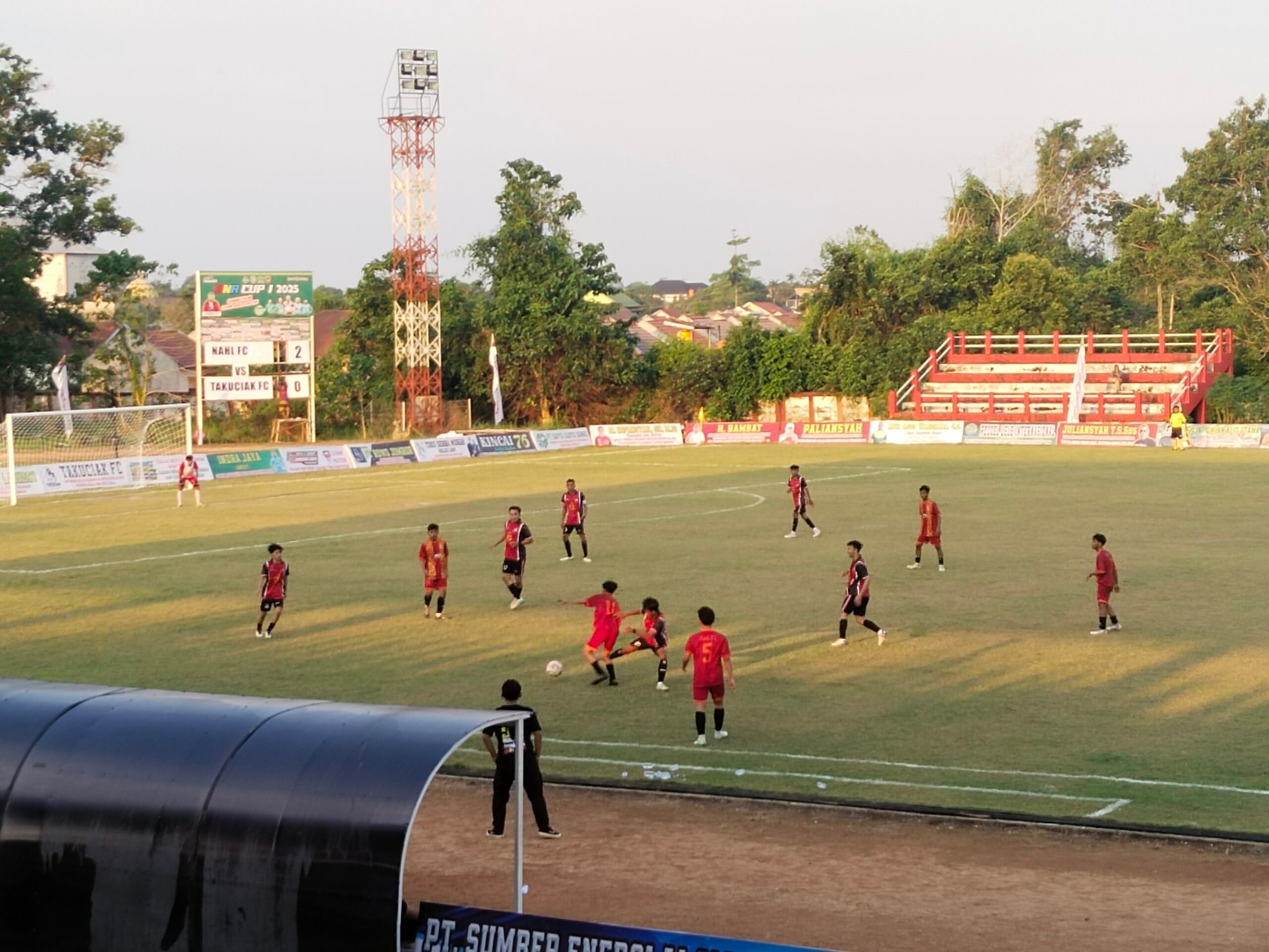 <p>Foto: Pertandingan Nahl FC (baju merah marun) vs Takuciak FC (Hitam merah) turnamen HNR Cup 1. Senin (23/6/2025) sore.</p>
