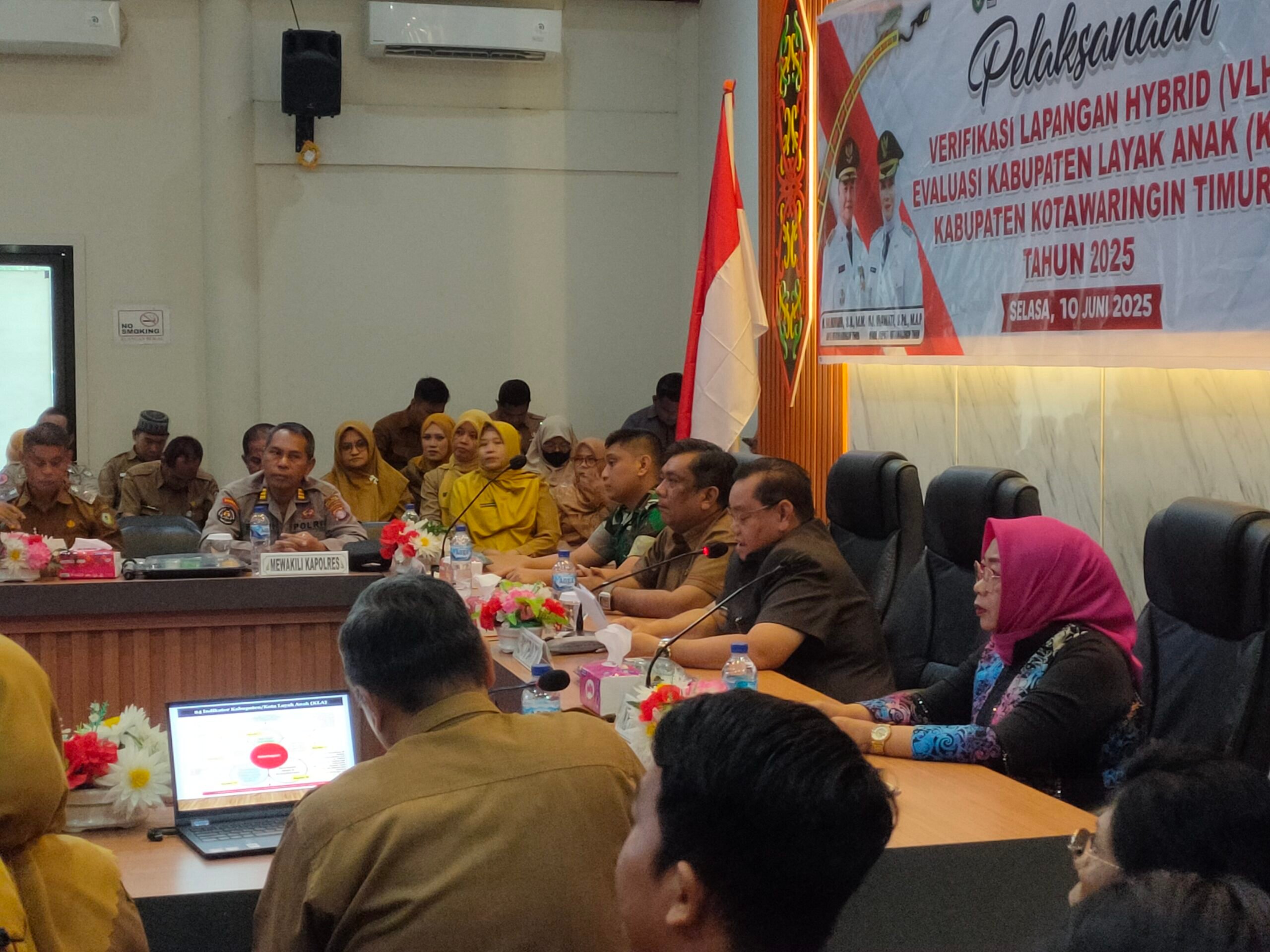 <p>Bupati Kotim Halikinnor menghadiri Verifikasi Lapangan Hybrid Evaluasi Kabupaten Layak Anak Kabupaten Kotim Tahun 2025 di Ruang Sampit Creative Hub Diskominfo Kotim, Selasa (10/6/2025).</p>