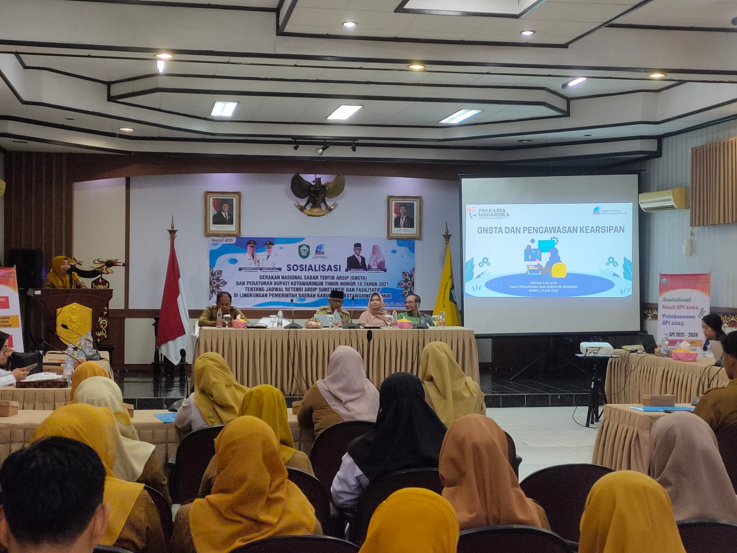 <p>Kepala Dispustakasip Kotim Rusnah saat menyampaikan laporan pada kegiatan sosialisasi kearsipan bagi arsiparis di lingkungan Pemkab Kotim, Selasa (24/6/2025).</p>