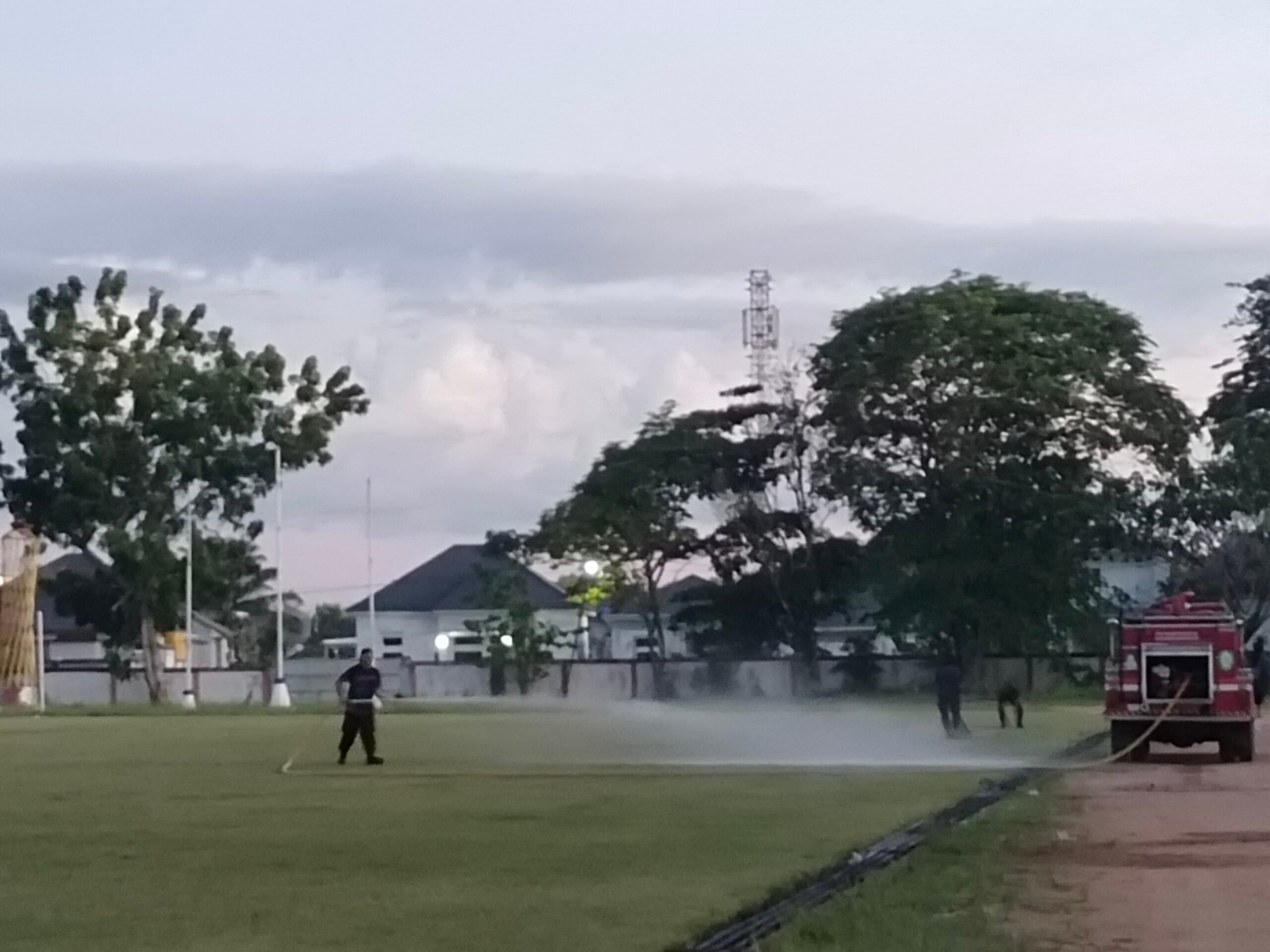 <p>Kondisi Stadion 29 Nopember Sampit pada saat proses penyiraman oleh Damkar Kotim beberapa waktu lalu.</p>