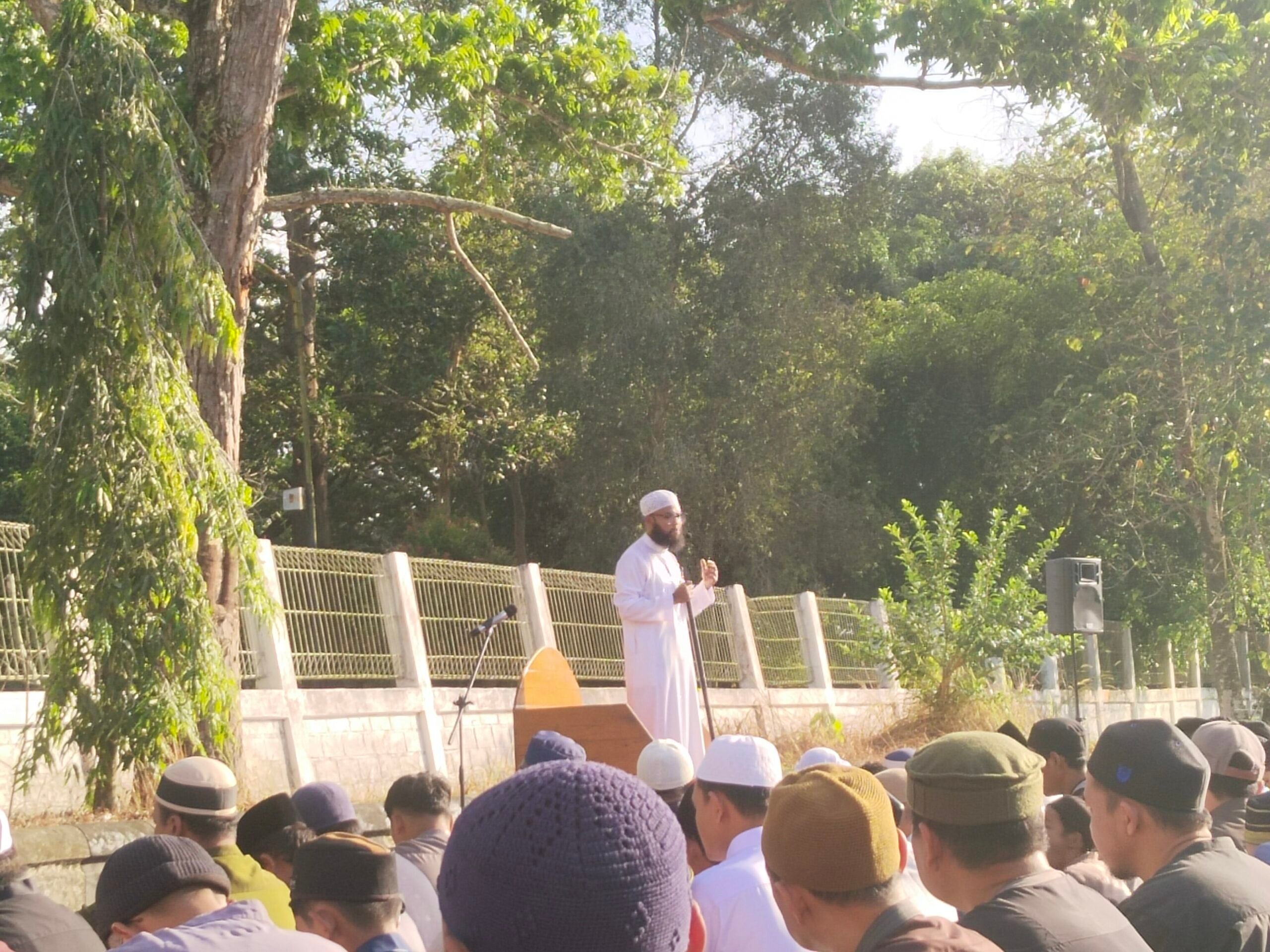 <p>Momen sholat idul adha di parkiran Stadion 29 Nopember Sampit.</p>
