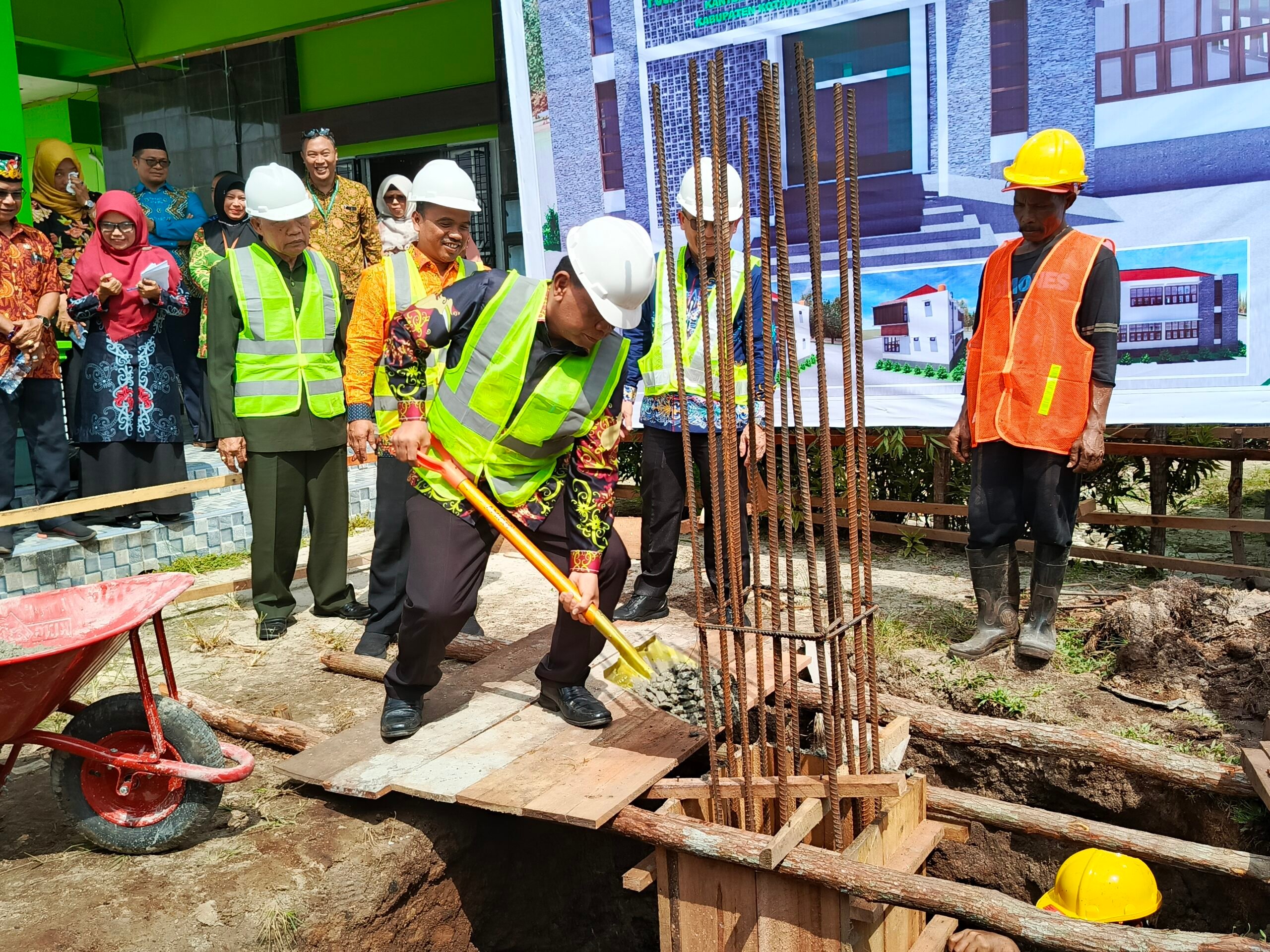 <p>Asisten I Setda Kotim, Rihel didampingi Kepala Kemenag Kotim, Nur Widiantoro saat melakukan peletakan batu pertama pembangunan PLHUT, Kamis (3/7/2025). </p>