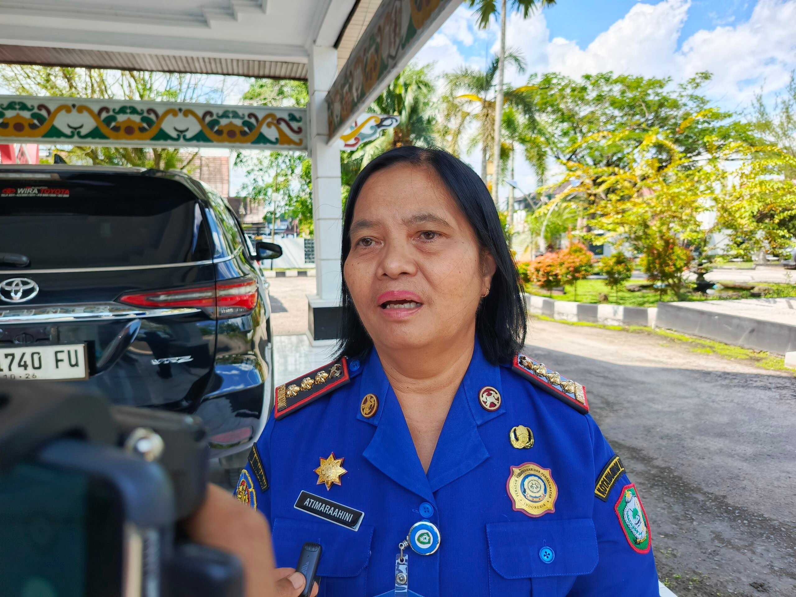 <p>Plt Kepala Disdamkarmat Kotim, Atimaraahini saat diwawancarai. (Foto: Apri) </p>
