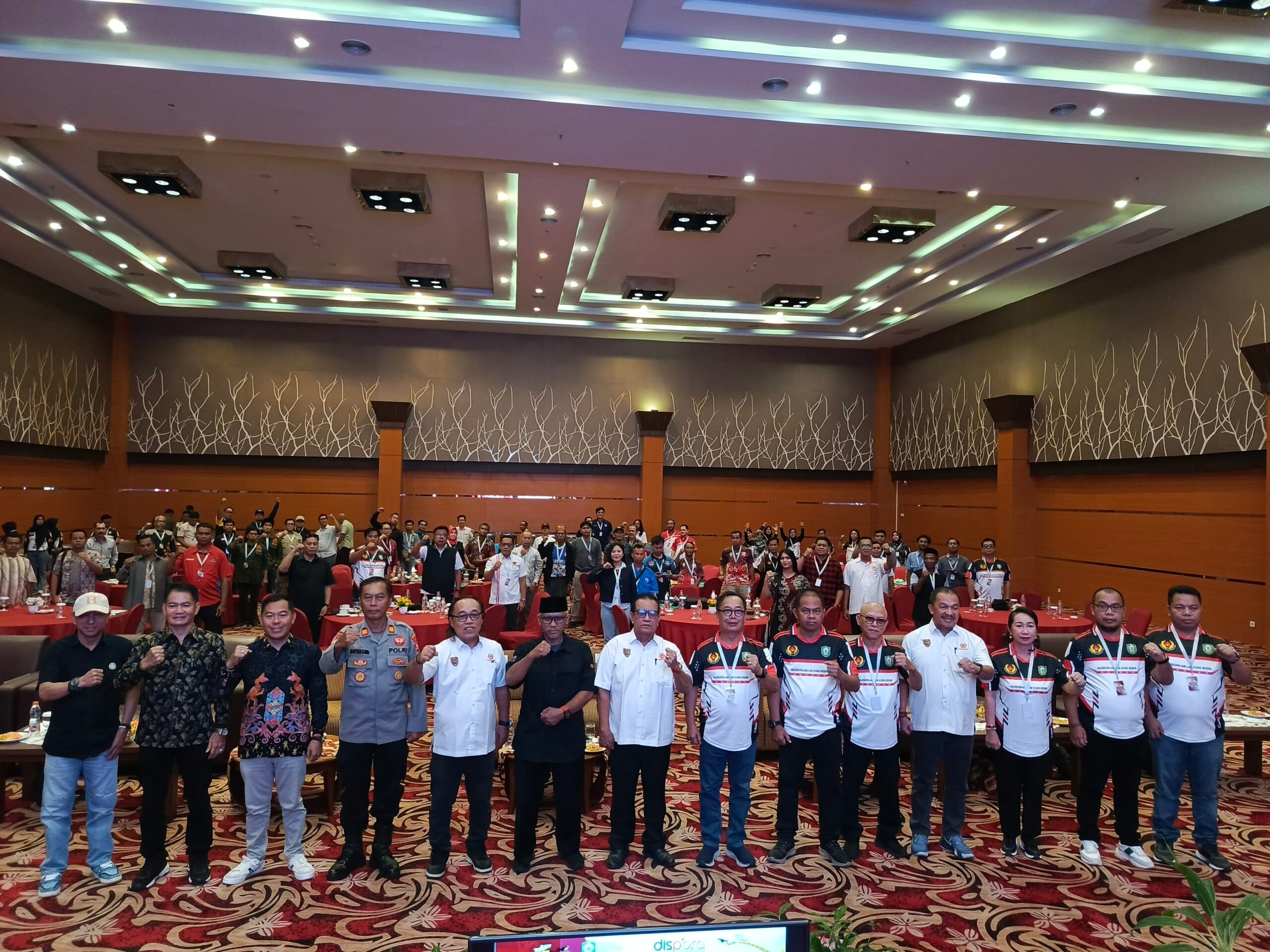 <p>Pj Sekda Kotim, Masri bersama jajaran saat foto bersama dalam pembukaan Musorkablub Ketua KONI Kotim, di Palace Ballroom Aquarius Boutique Hotel Sampit, Sabtu (12/7/2025). (Foto: Apri) </p>