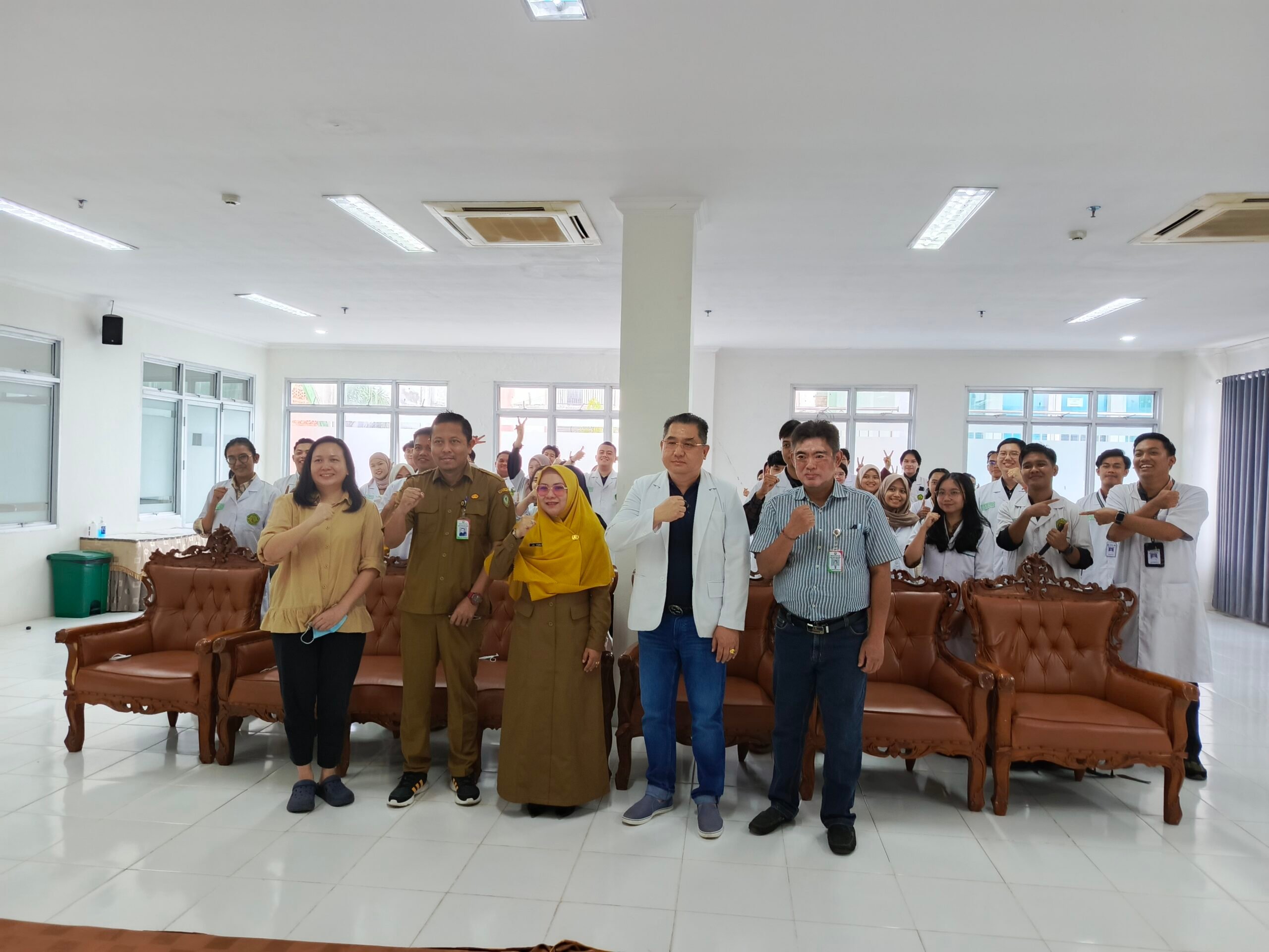<p>Plt Direktur RSUD dr Murjani Sampit, dr Yulia Nofiany dan jajaran saat foto bersama dengan dokter muda dari Universitas Palangka Raya (UPR). (Foto: Apri) </p>