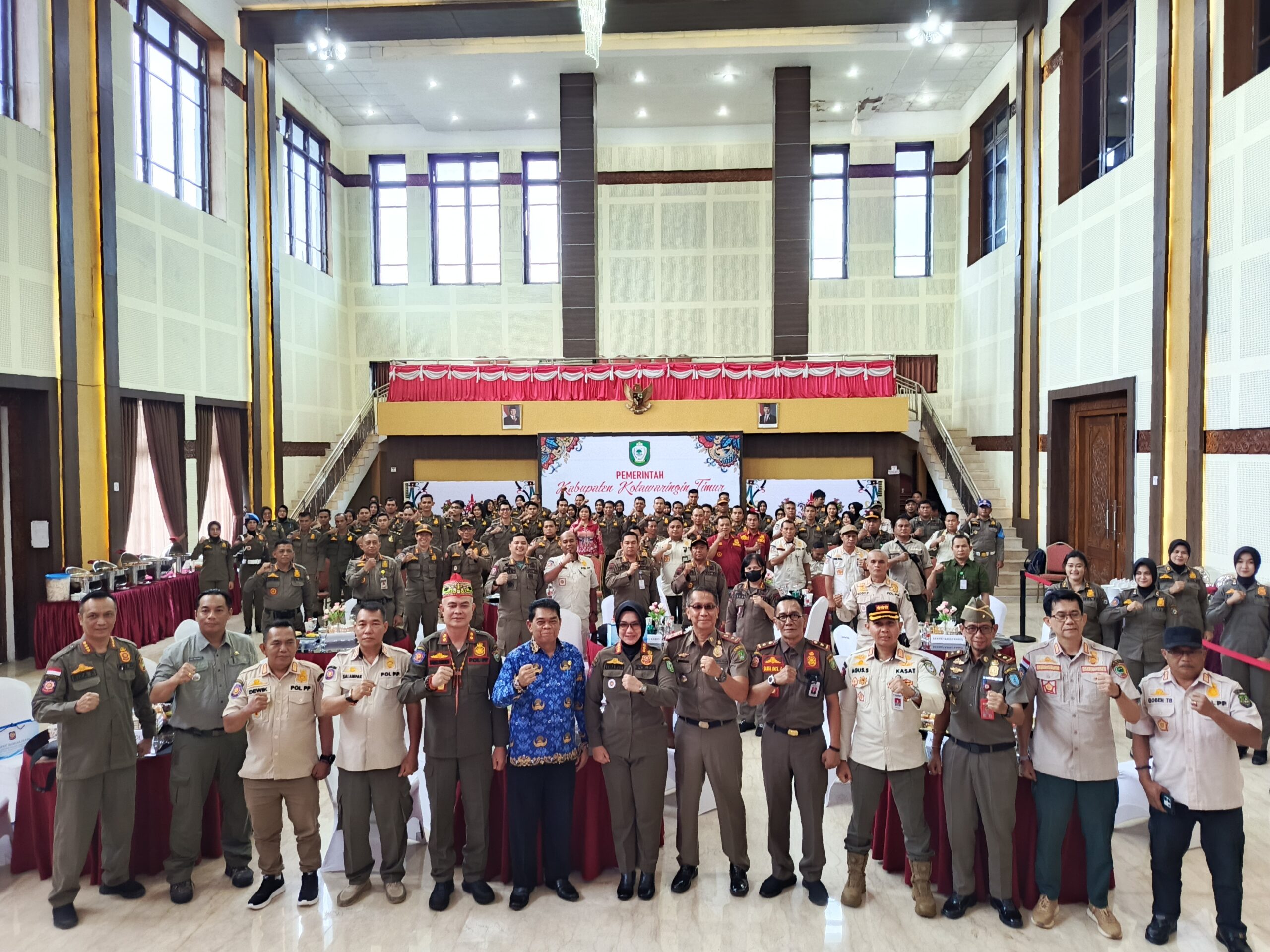 <p>Foto bersama usai Rapat Koordinasi dan Sosialisasi Satpol PP se-Kalimantan Tengah, di Rumah Jabatan Bupati Kotim, Kamis (17/7/2025). (Foto: Apri)</p>

